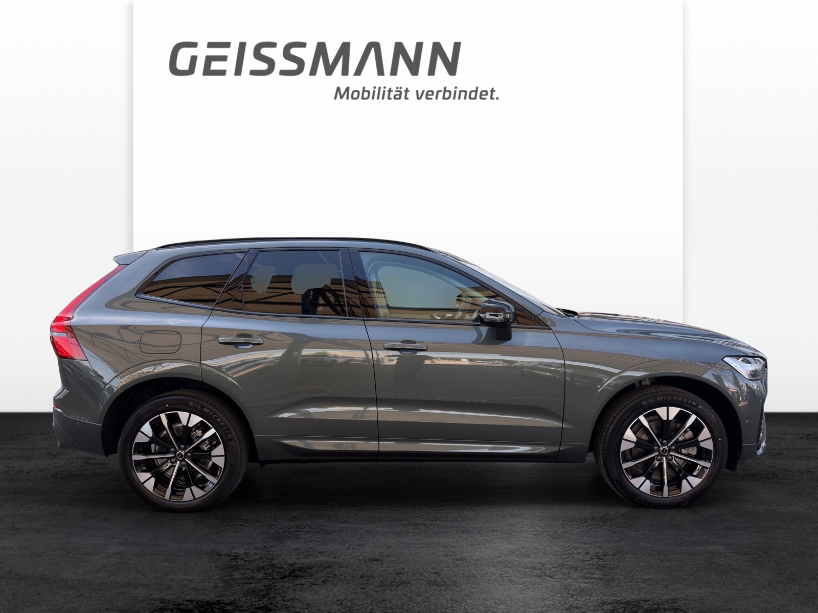 VOLVO XC60 2.0 T6 TE Ultra Dark eAWD-showroom-element-3