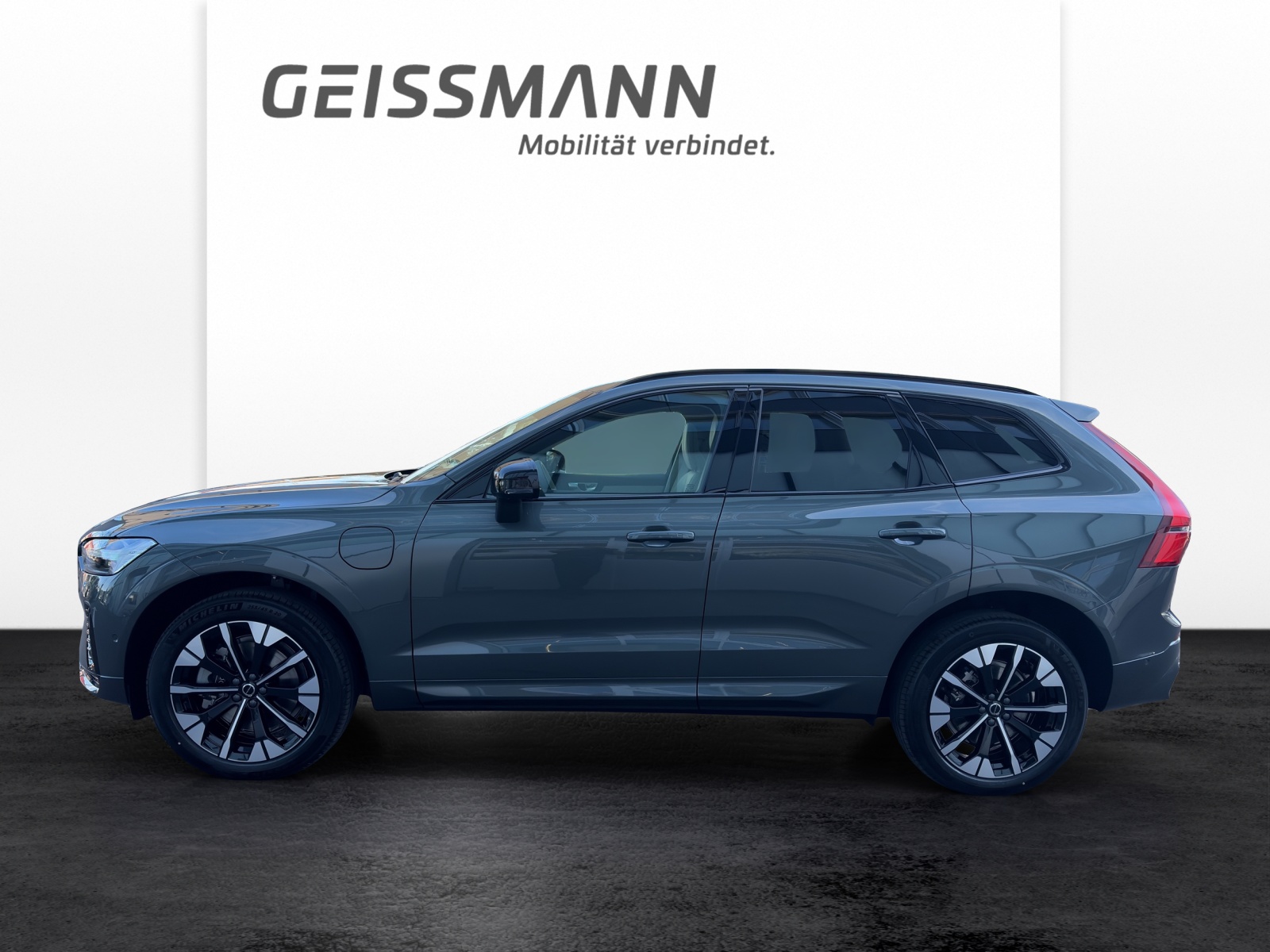 VOLVO XC60 2.0 T6 TE Ultra Dark eAWD-showroom-element-2