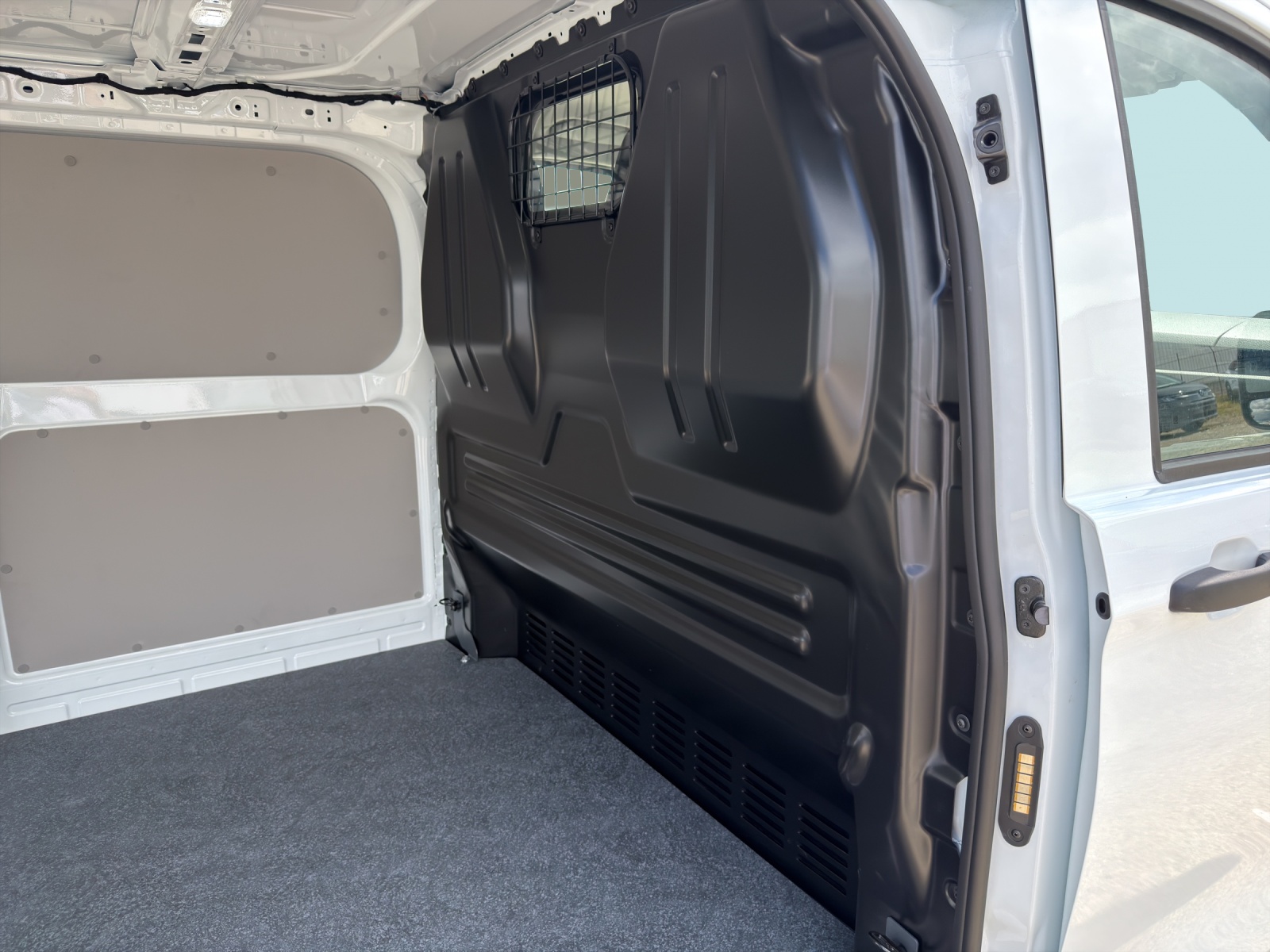 VW Transporter 2.0 TDI-image-11