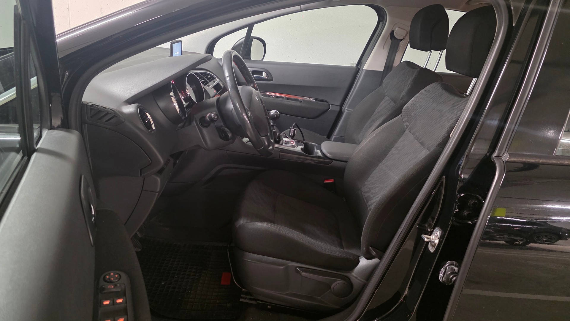PEUGEOT 3008 1.6 16V T Sport Pack-image-8