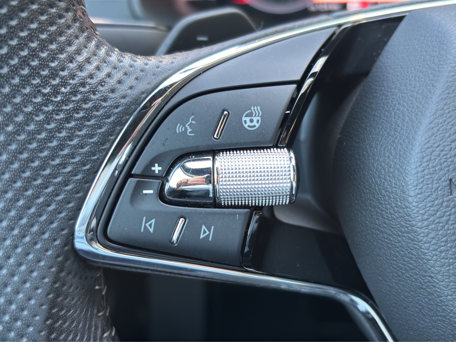 SKODA New Karoq 2.0 TDI CR Sport Line 4x4 DSG mit AHK & elektr. Vordersitze mit Memory & Leder-image-14