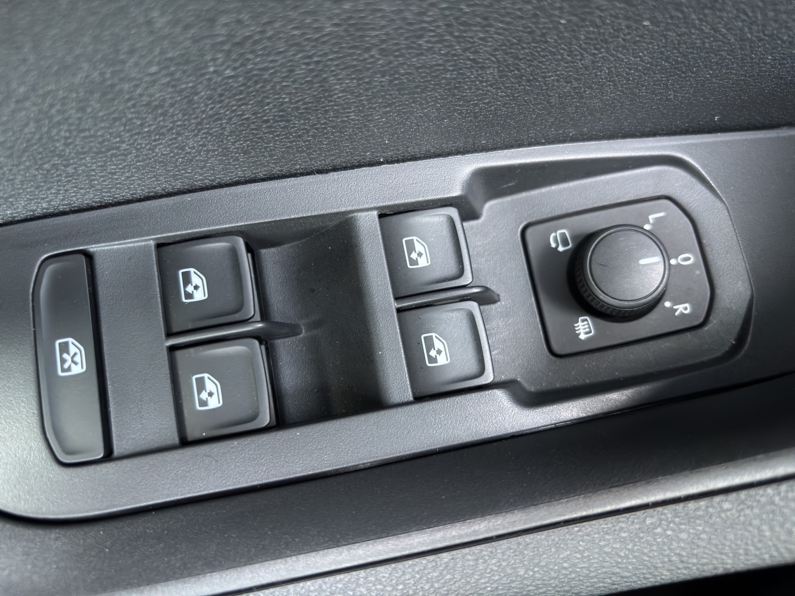 SKODA New Karoq 2.0 TDI CR Sport Line 4x4 DSG mit AHK & elektr. Vordersitze mit Memory & Leder-image-31