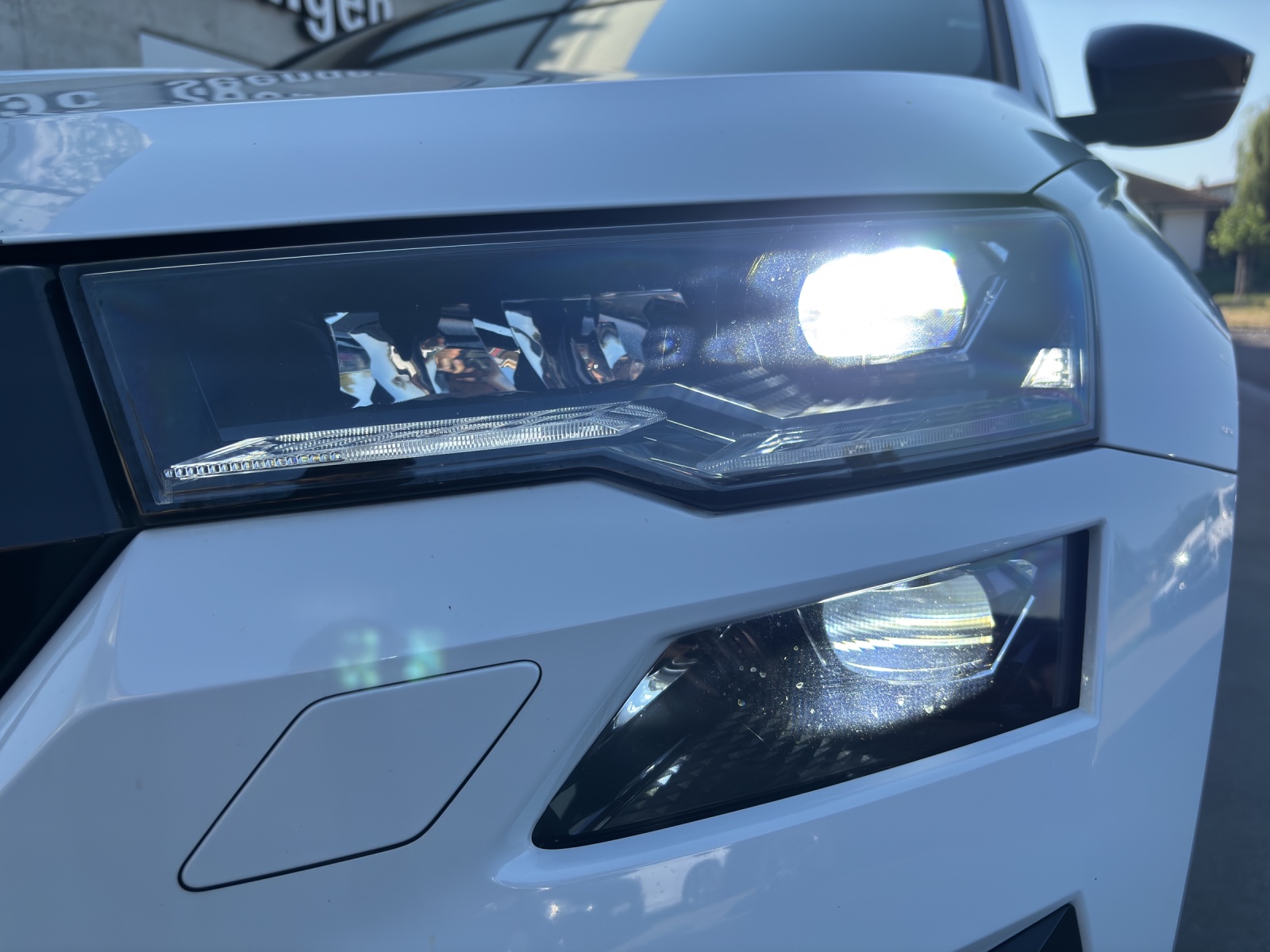 SKODA New Karoq 2.0 TDI CR Sport Line 4x4 DSG mit AHK & elektr. Vordersitze mit Memory & Leder-image-10