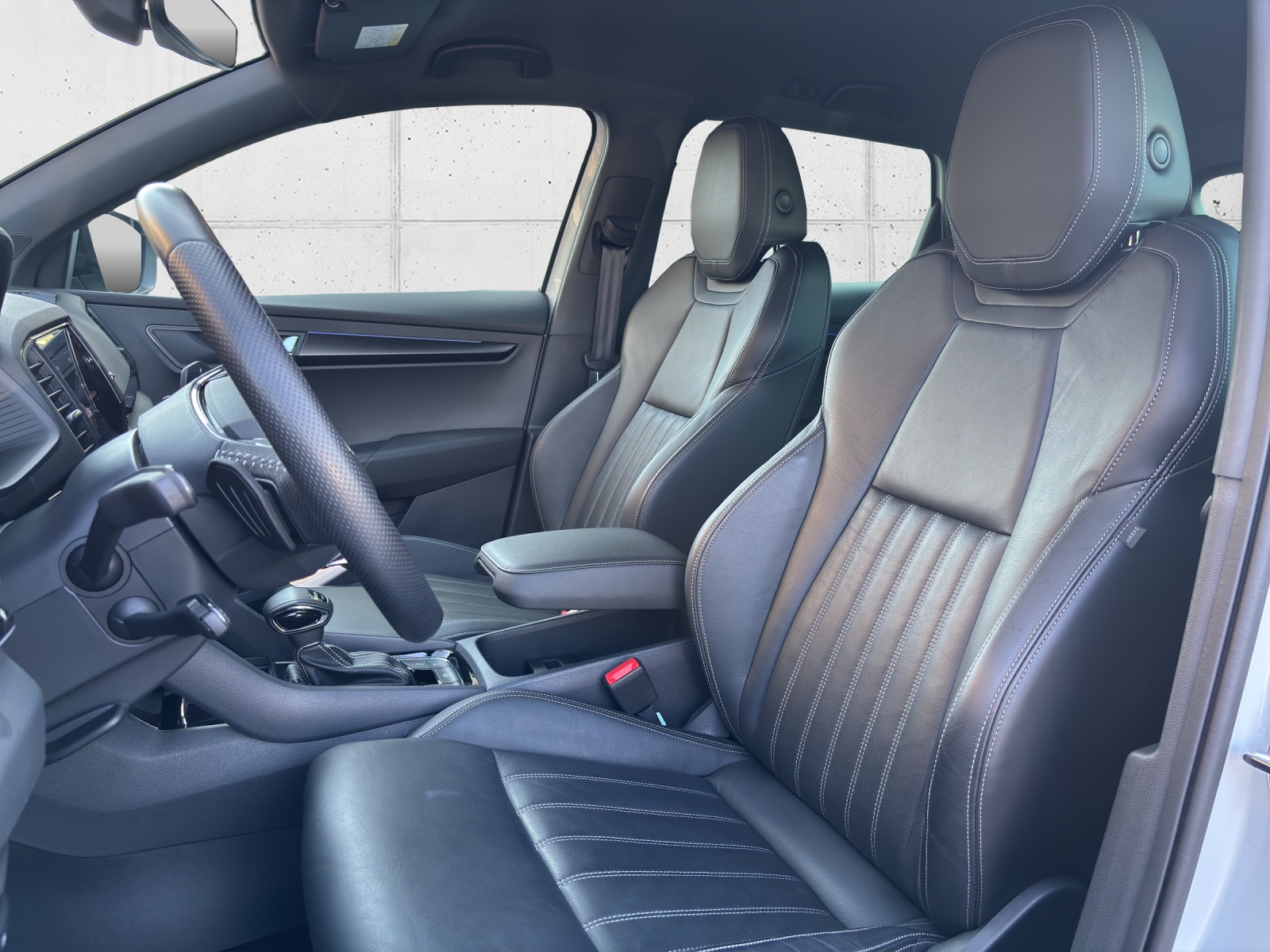 SKODA New Karoq 2.0 TDI CR Sport Line 4x4 DSG mit AHK & elektr. Vordersitze mit Memory & Leder-image-28
