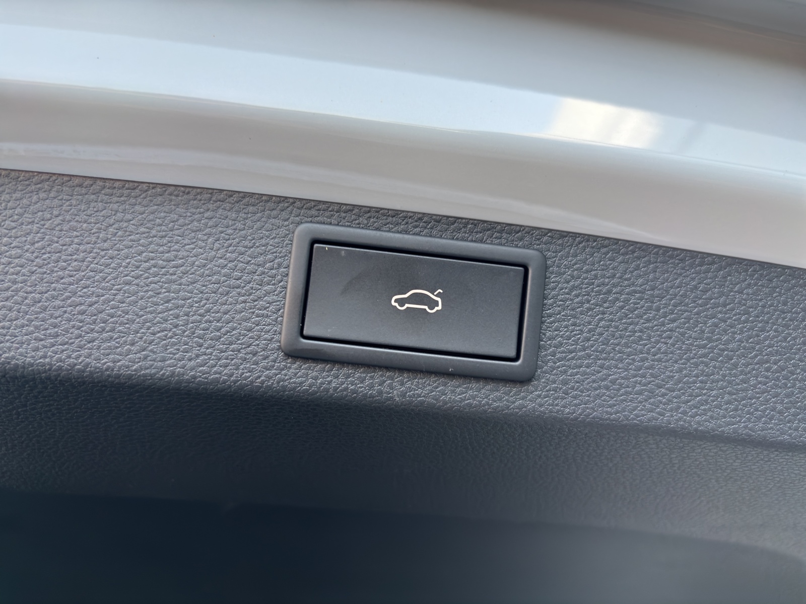 SKODA New Karoq 2.0 TDI CR Sport Line 4x4 DSG mit AHK & elektr. Vordersitze mit Memory & Leder-image-8