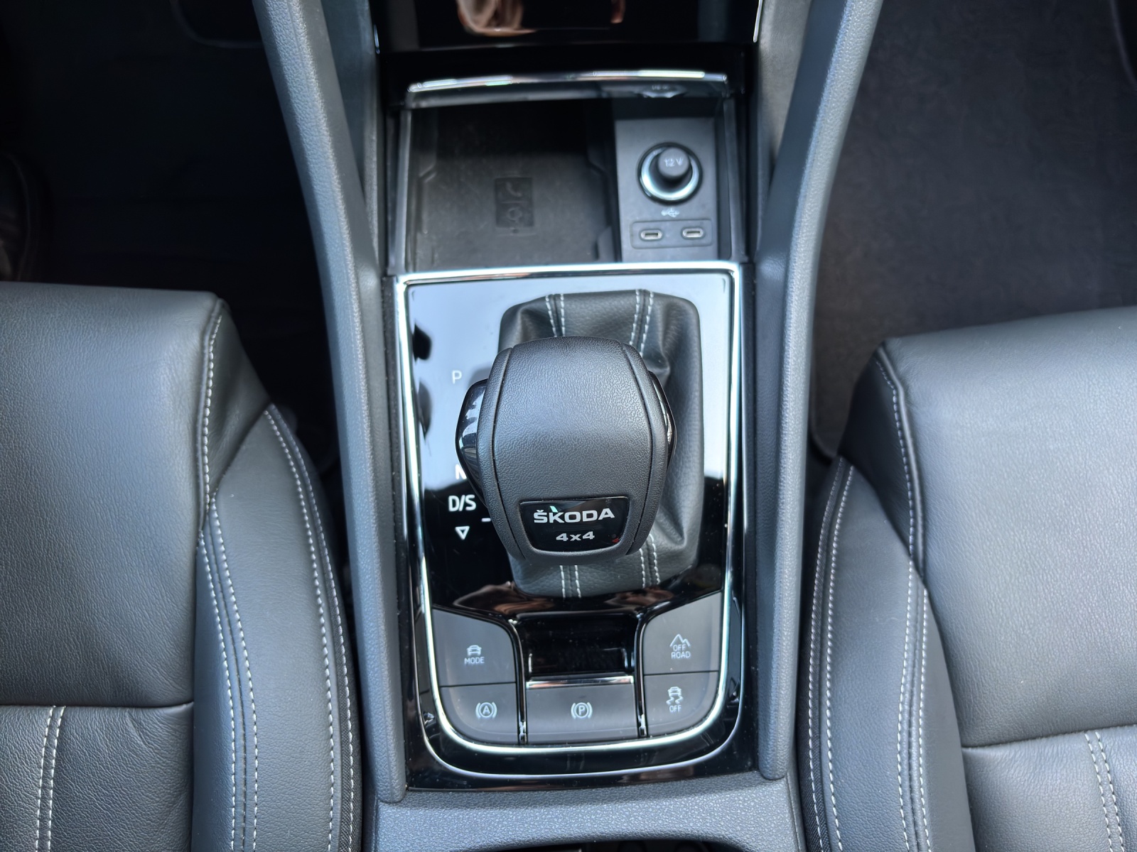 SKODA New Karoq 2.0 TDI CR Sport Line 4x4 DSG mit AHK & elektr. Vordersitze mit Memory & Leder-image-19