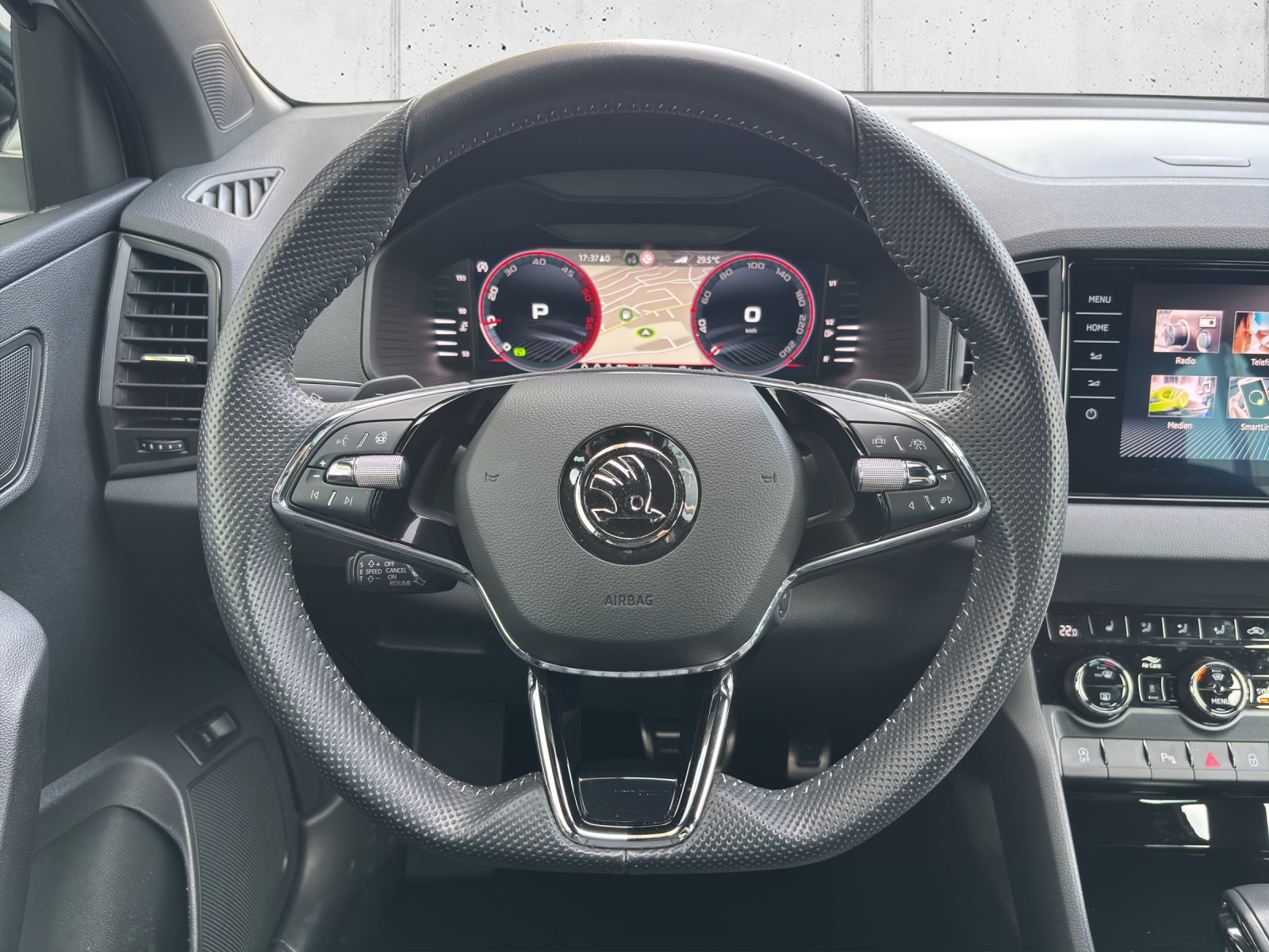 SKODA New Karoq 2.0 TDI CR Sport Line 4x4 DSG mit AHK & elektr. Vordersitze mit Memory & Leder-image-13