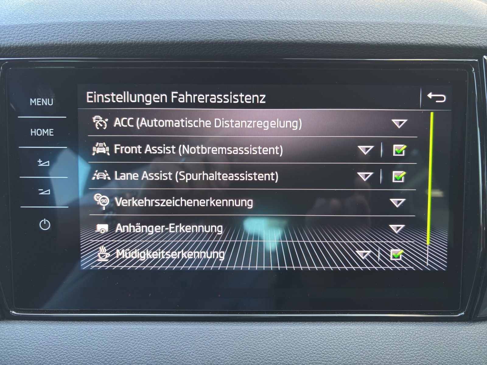 SKODA New Karoq 2.0 TDI CR Sport Line 4x4 DSG mit AHK & elektr. Vordersitze mit Memory & Leder-image-23