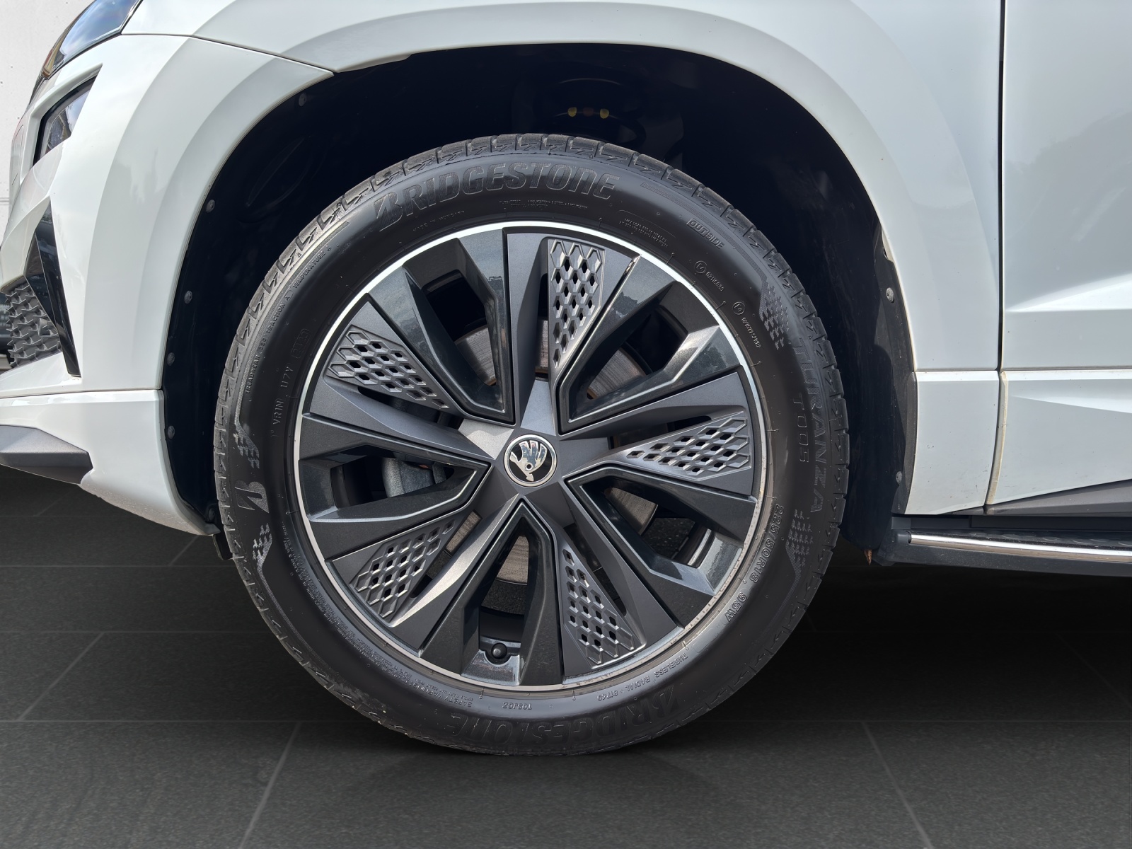 SKODA New Karoq 2.0 TDI CR Sport Line 4x4 DSG mit AHK & elektr. Vordersitze mit Memory & Leder-image-11