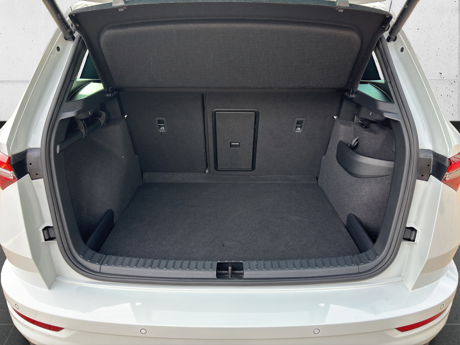 SKODA New Karoq 2.0 TDI CR Sport Line 4x4 DSG mit AHK & elektr. Vordersitze mit Memory & Leder-image-7