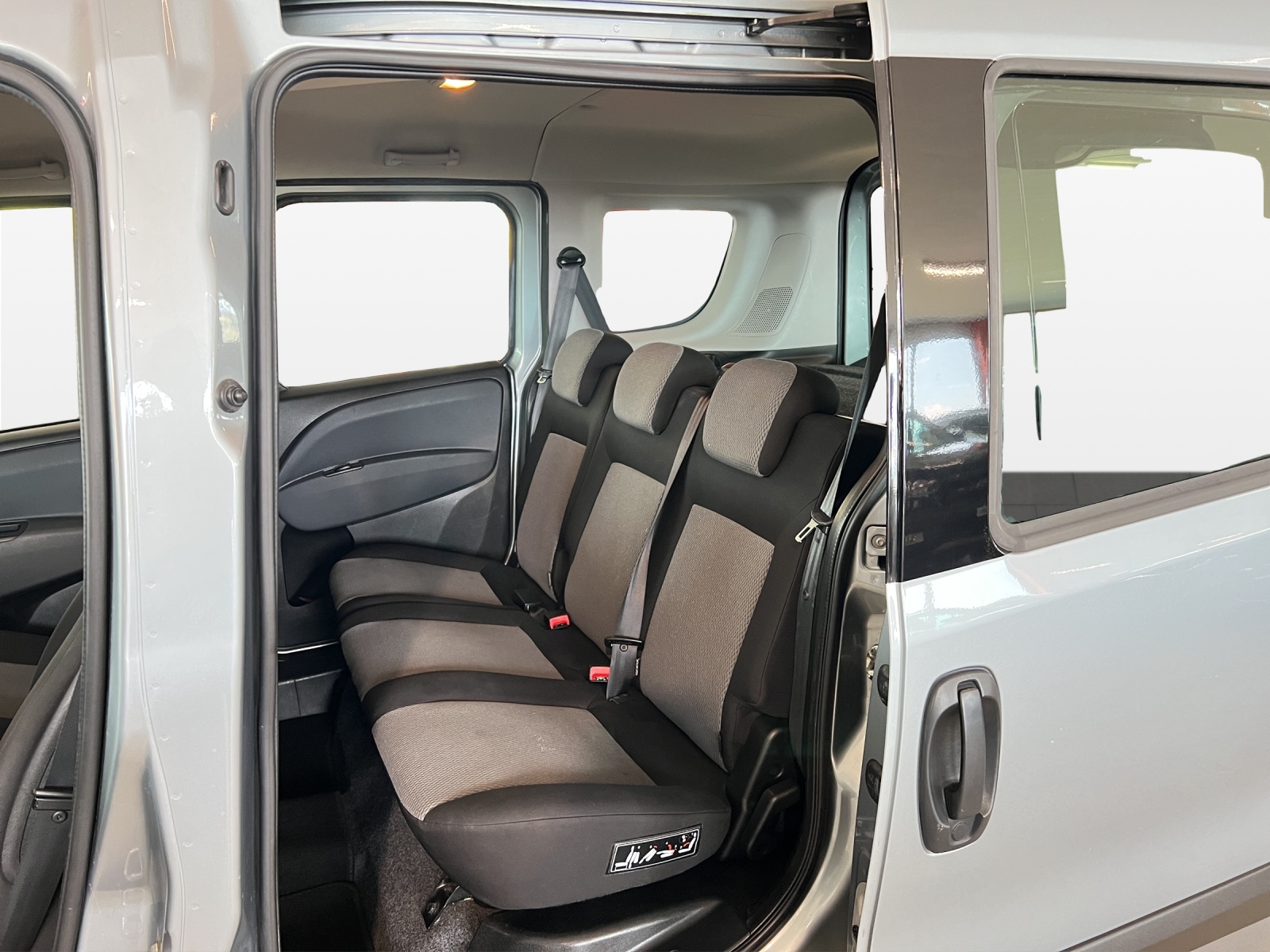 FIAT Doblò 2.0 JTD Dynamic-image-11