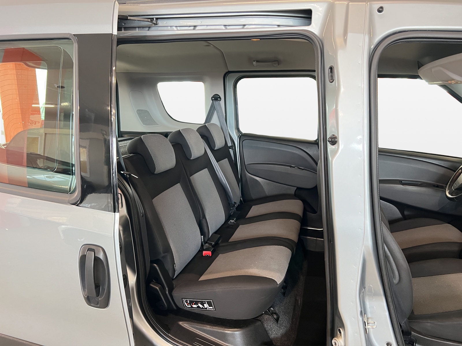 FIAT Doblò 2.0 JTD Dynamic-image-9