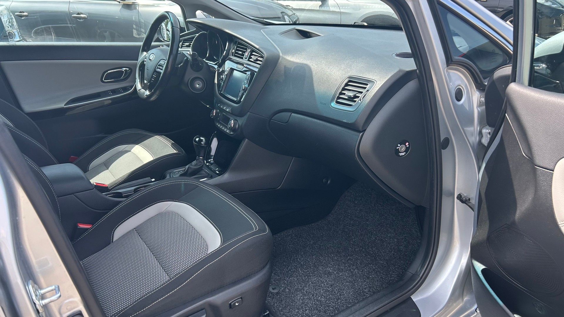 KIA Cee'd Sportswagon 1.6 CRDi Swiss Champion DCT-image-12