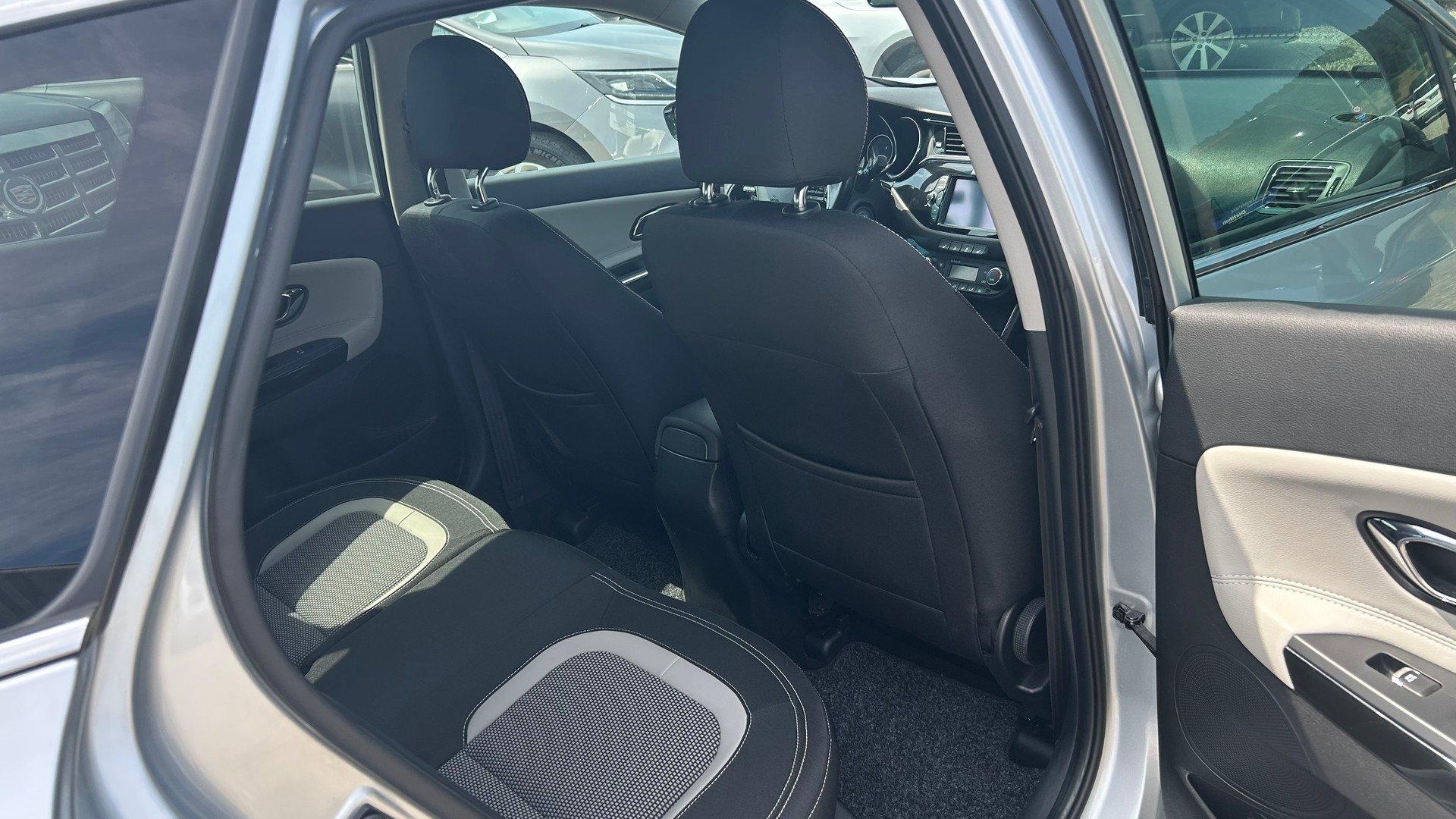KIA Cee'd Sportswagon 1.6 CRDi Swiss Champion DCT-image-24