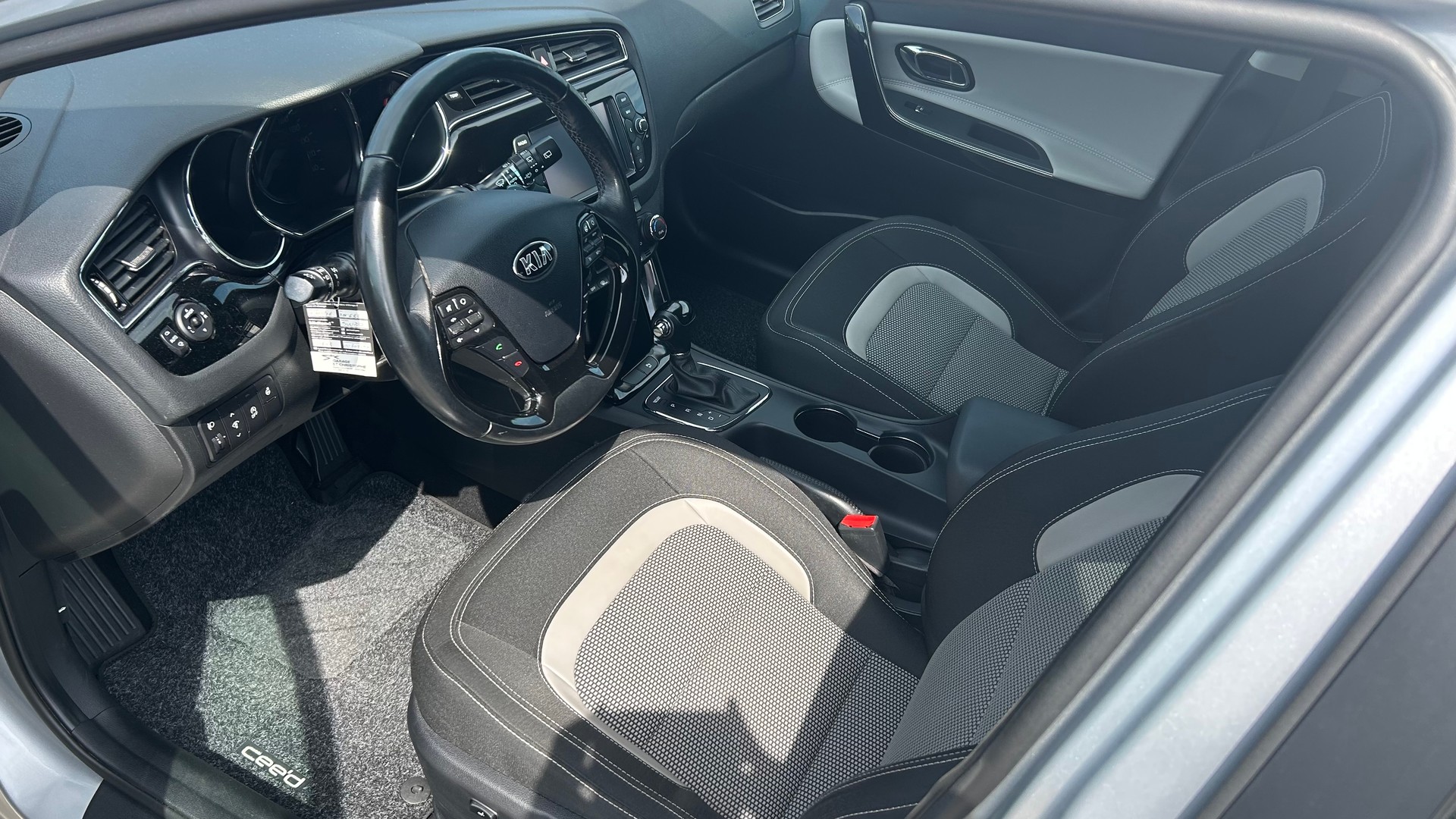 KIA Cee'd Sportswagon 1.6 CRDi Swiss Champion DCT-image-1