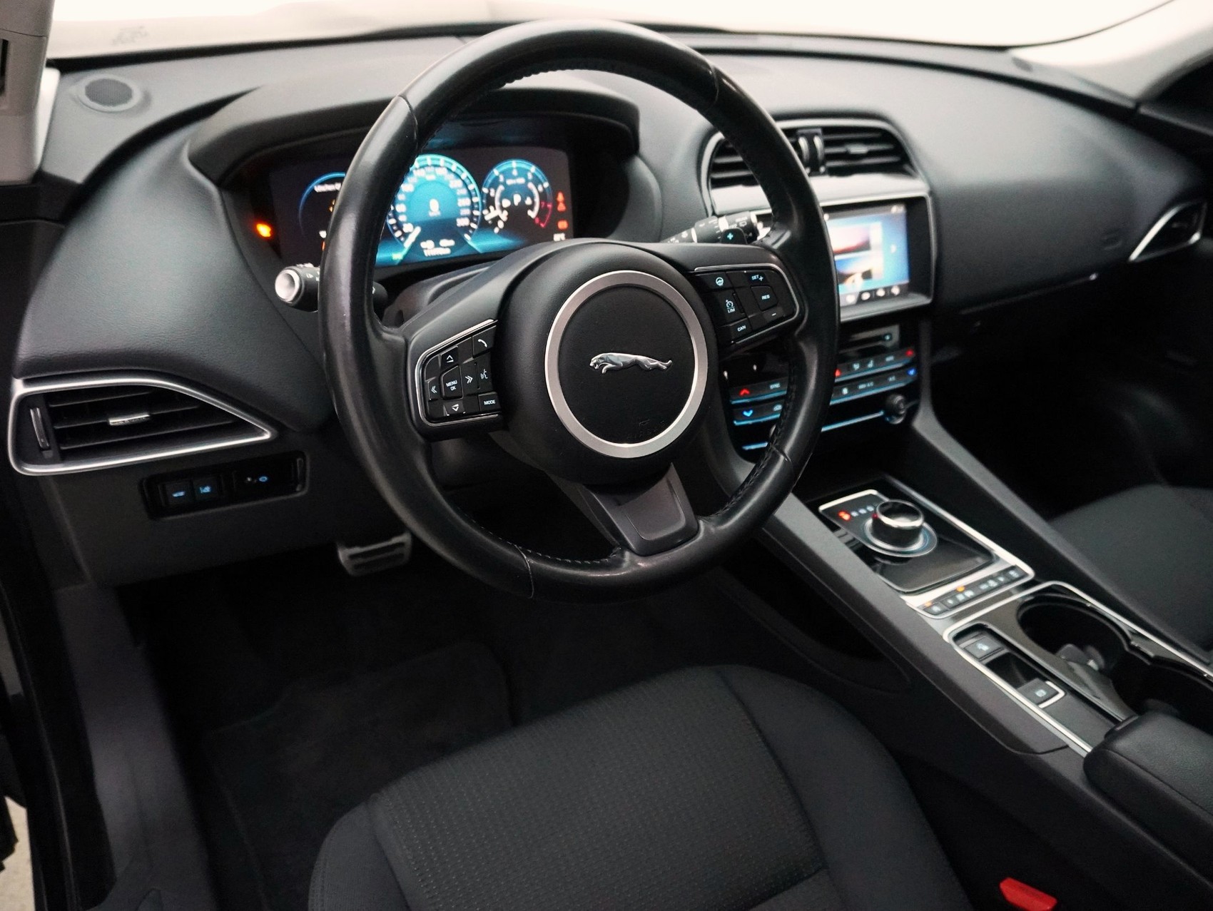 JAGUAR F-Pace 3.0 V6 S/C Pure AWD-image-9