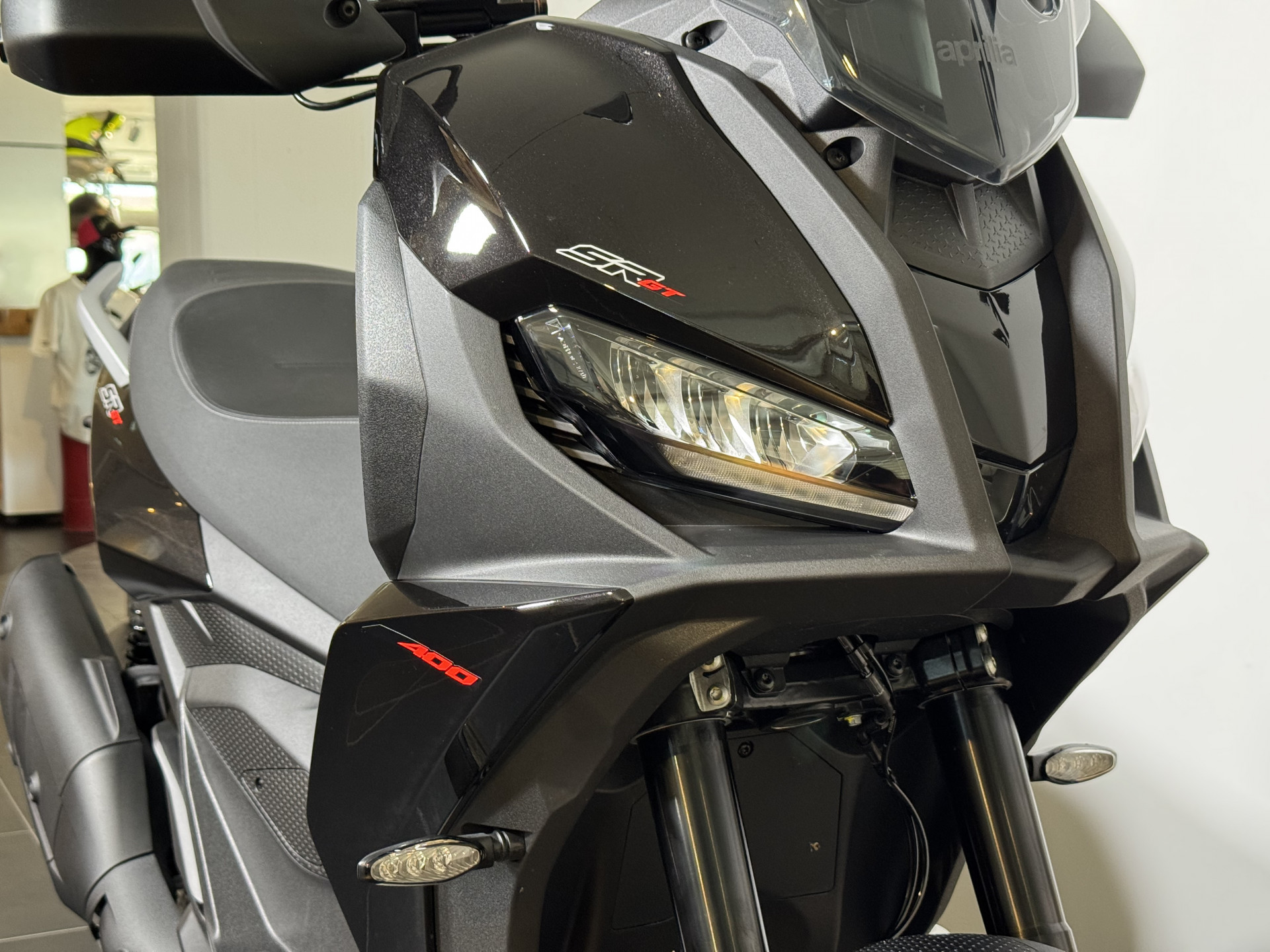 APRILIA SR GT 400-showroom-element-2