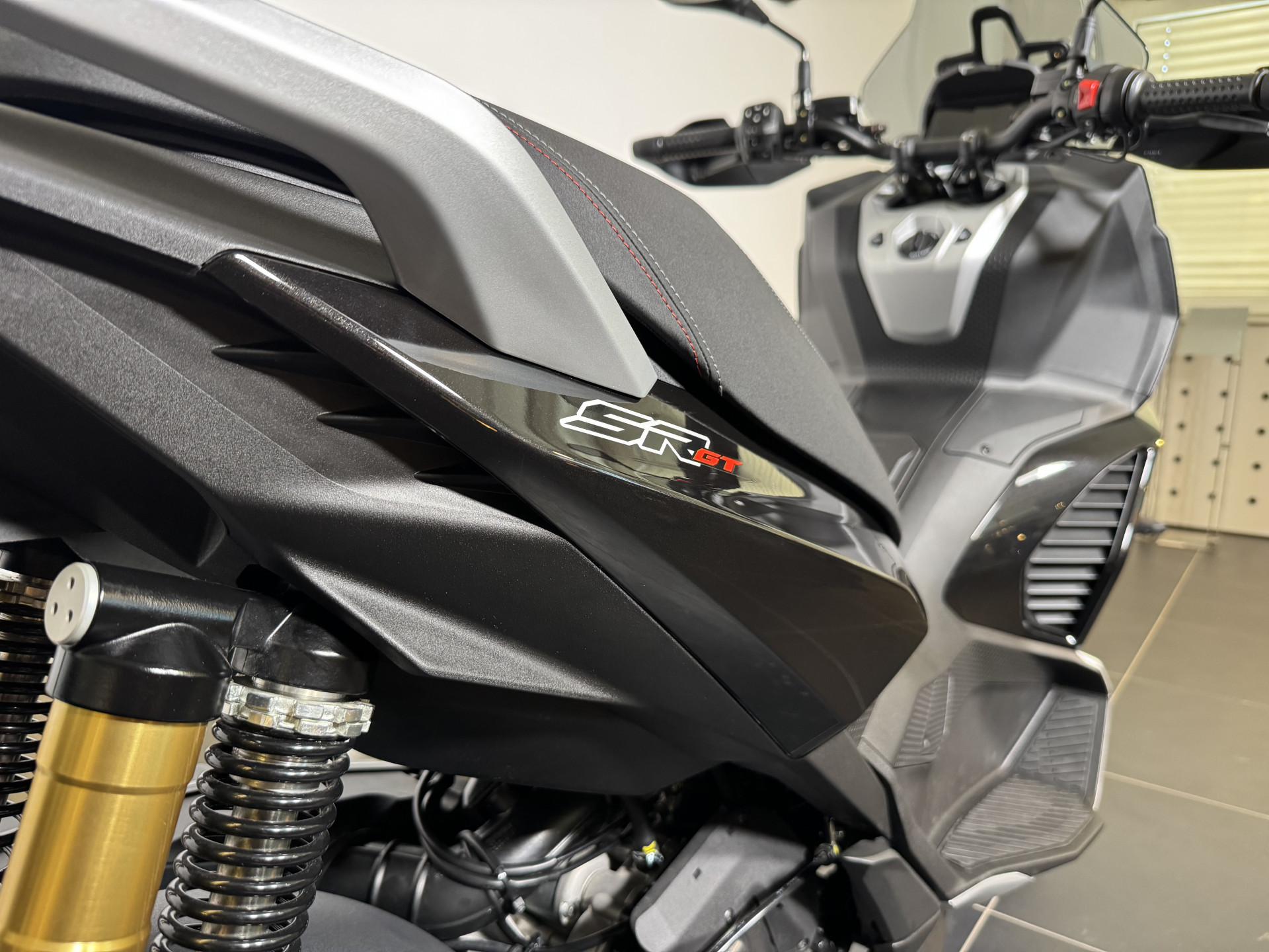 APRILIA SR GT 400-image-4