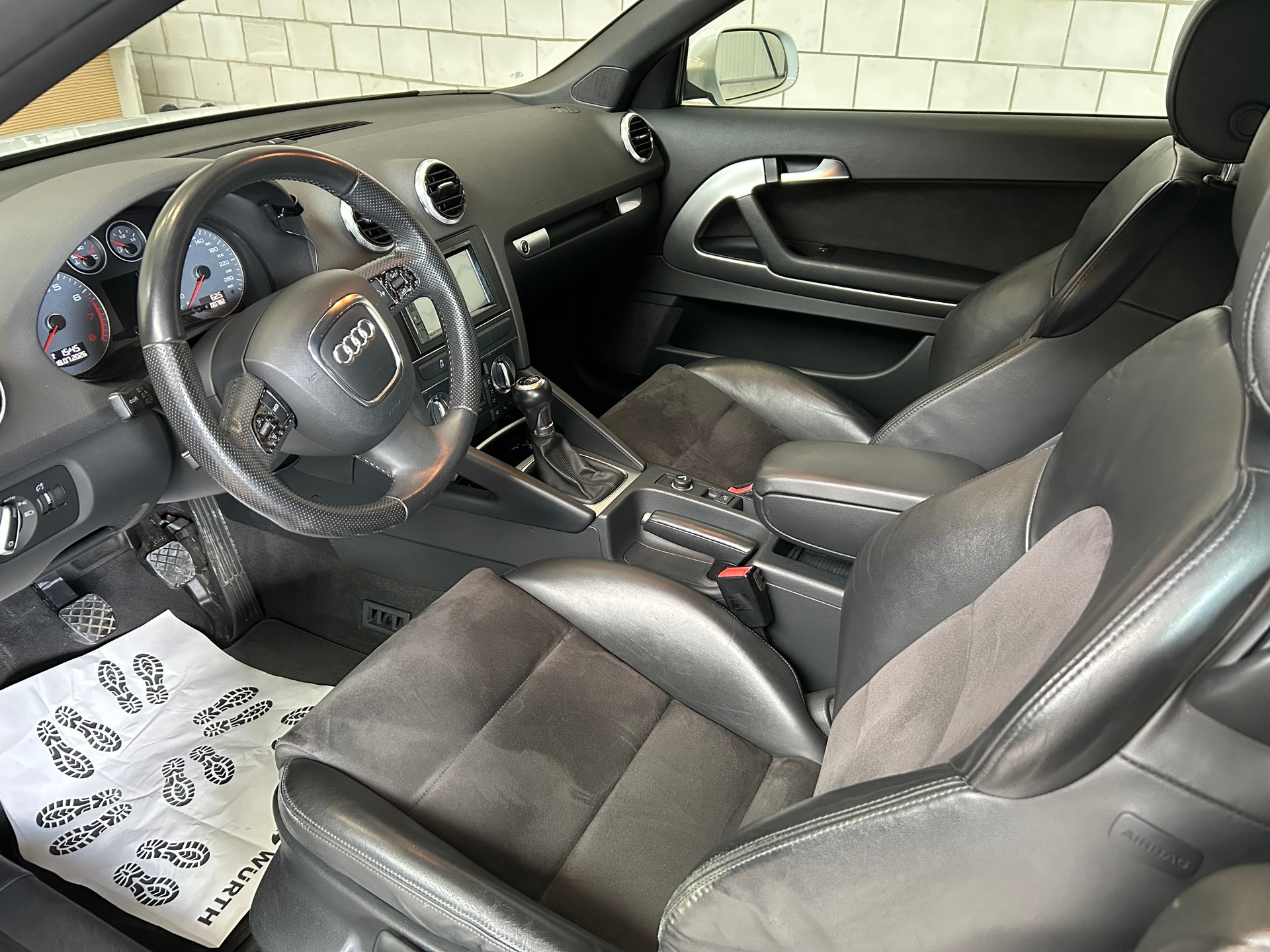 AUDI A3 Cabriolet 1.8 TFSI Ambition-image-5