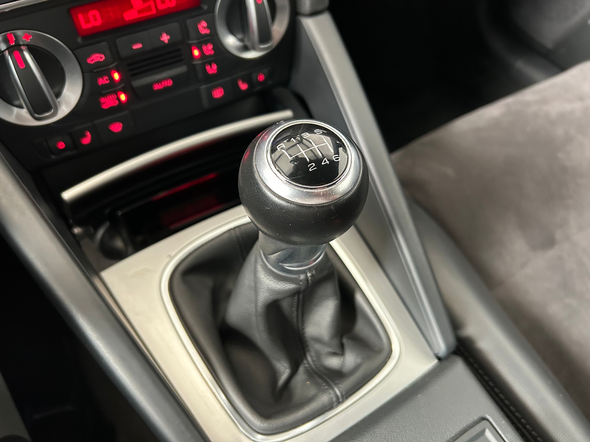 AUDI A3 Cabriolet 1.8 TFSI Ambition-image-9