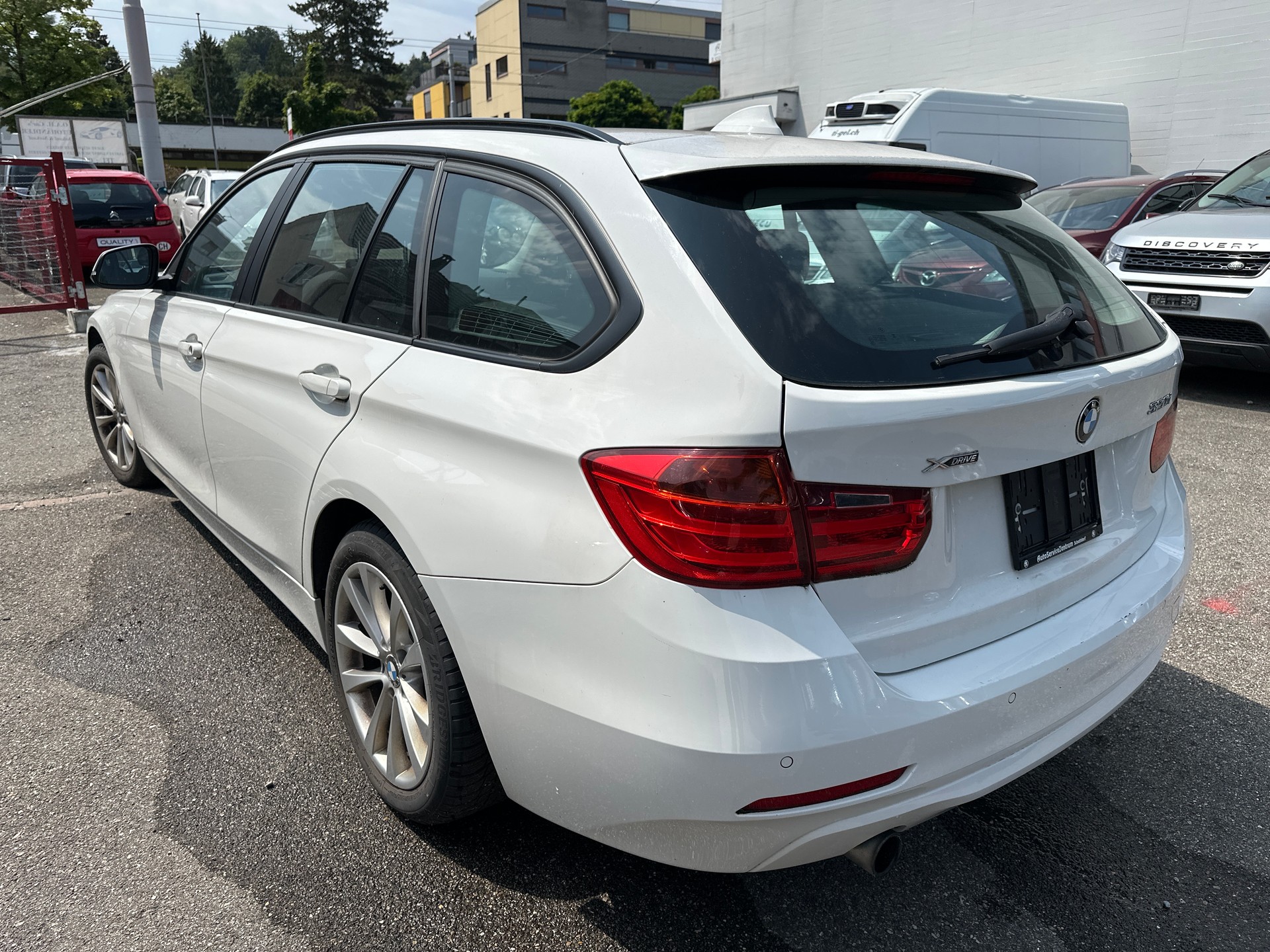 BMW 320i xDrive Touring-image-4