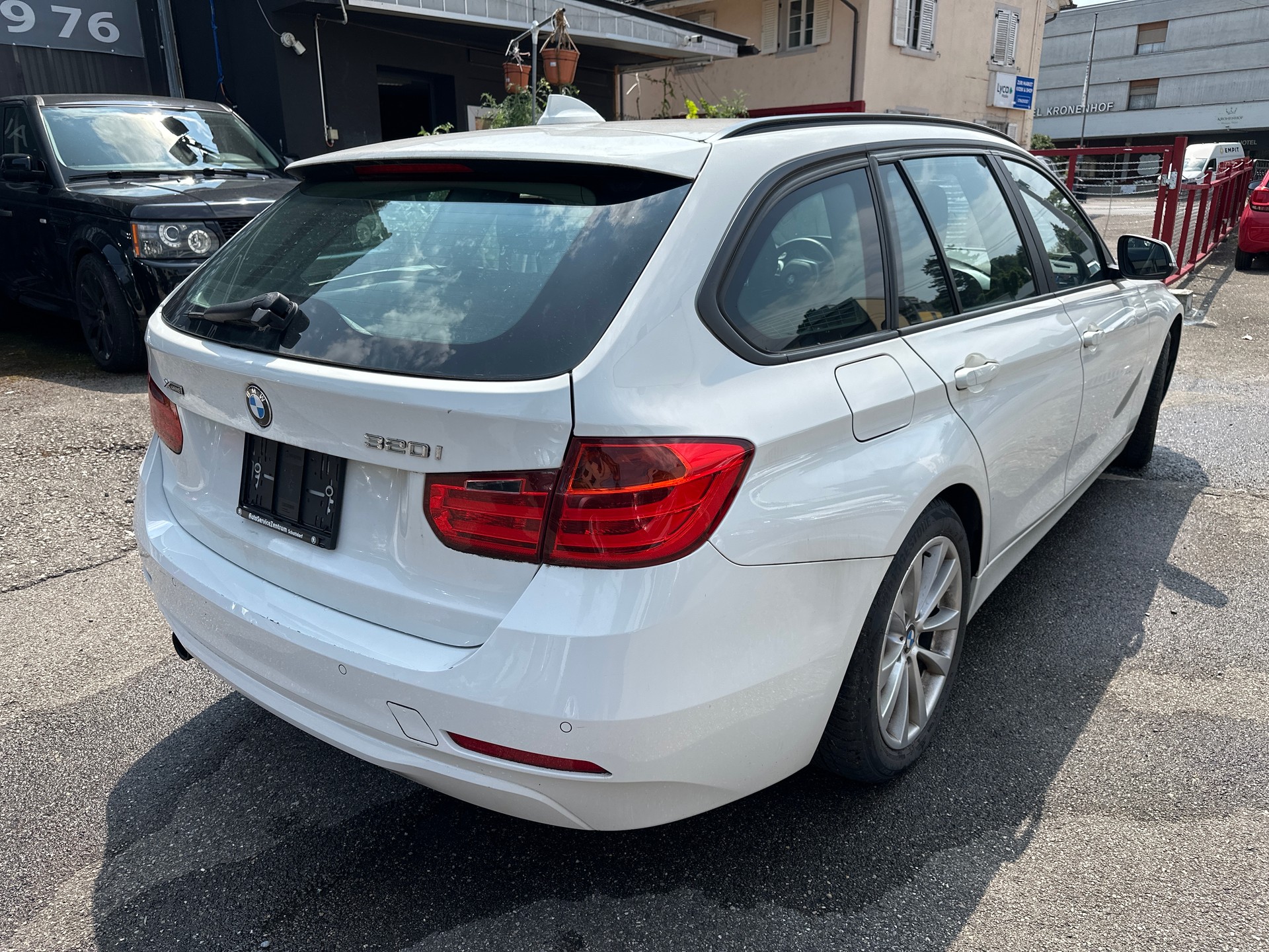 BMW 320i xDrive Touring-image-6