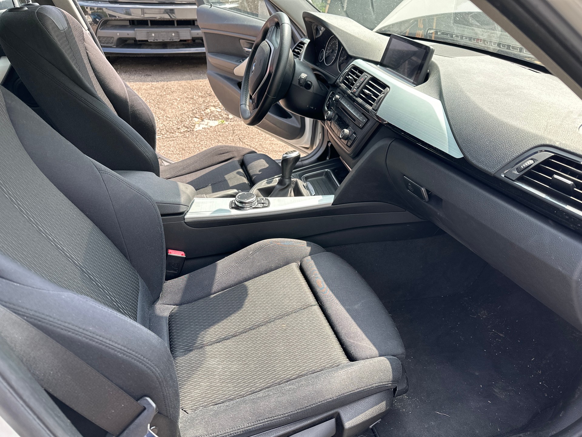 BMW 320i xDrive Touring-image-12