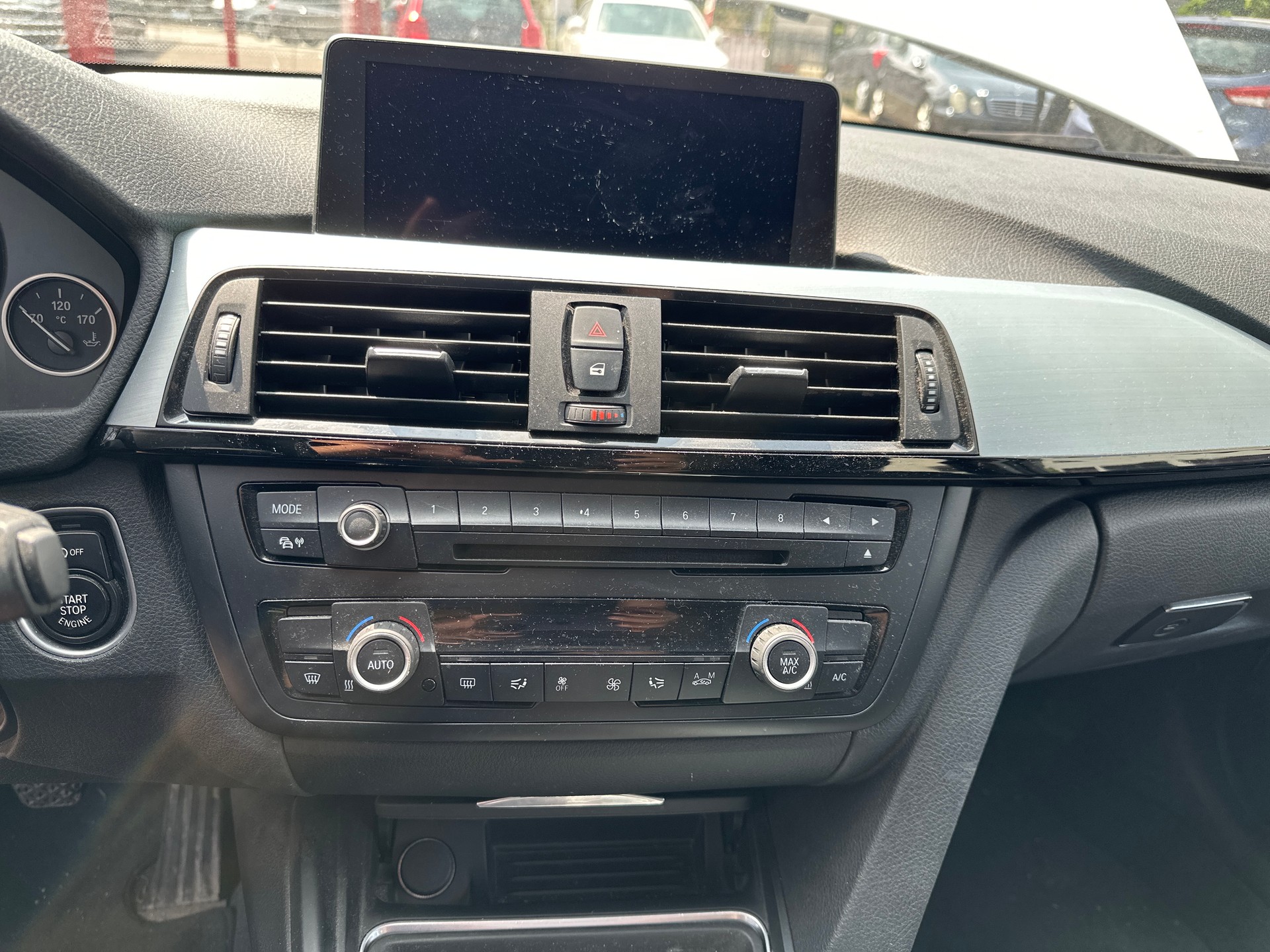 BMW 320i xDrive Touring-image-14