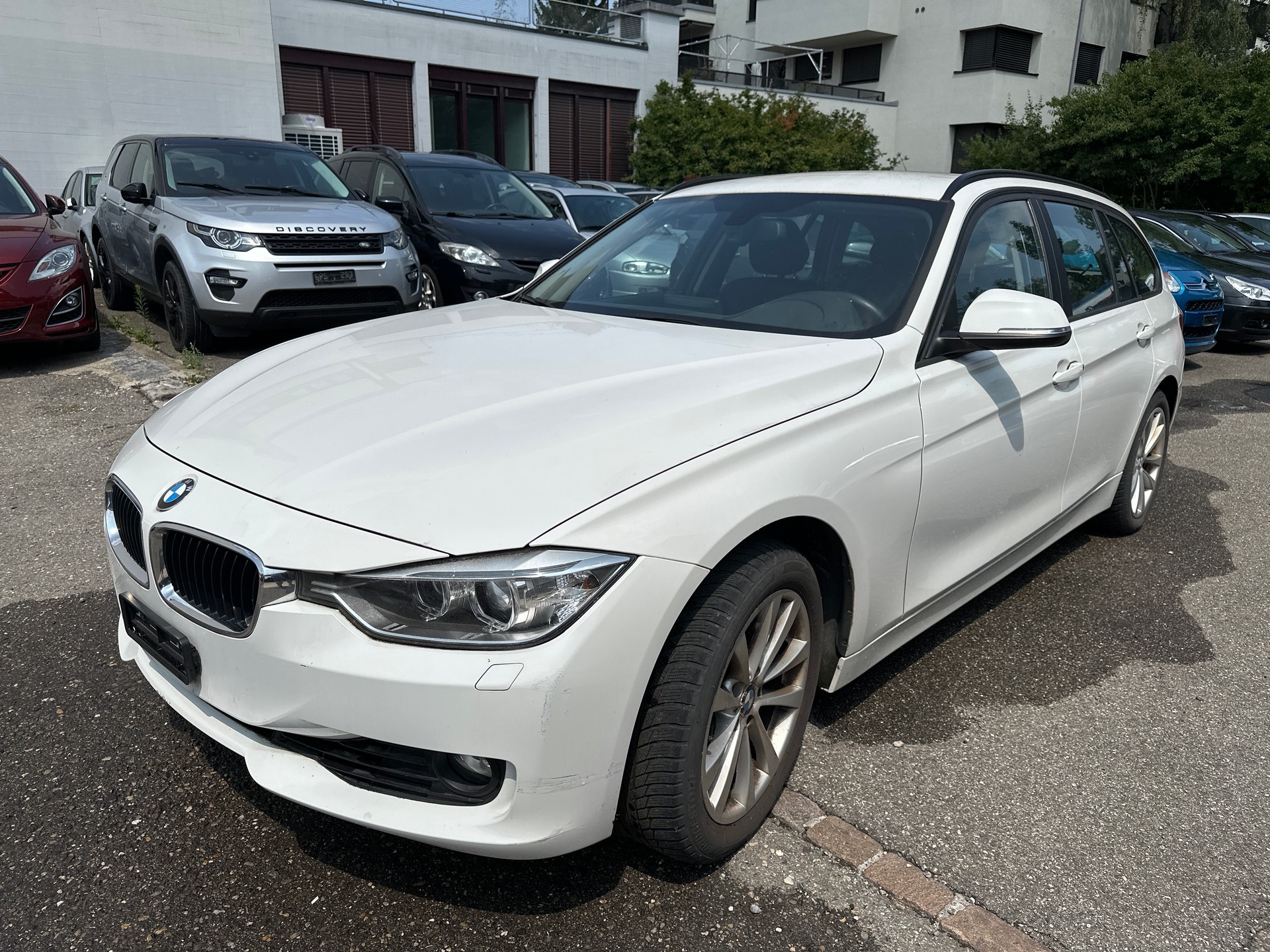 BMW 320i xDrive Touring-image-2