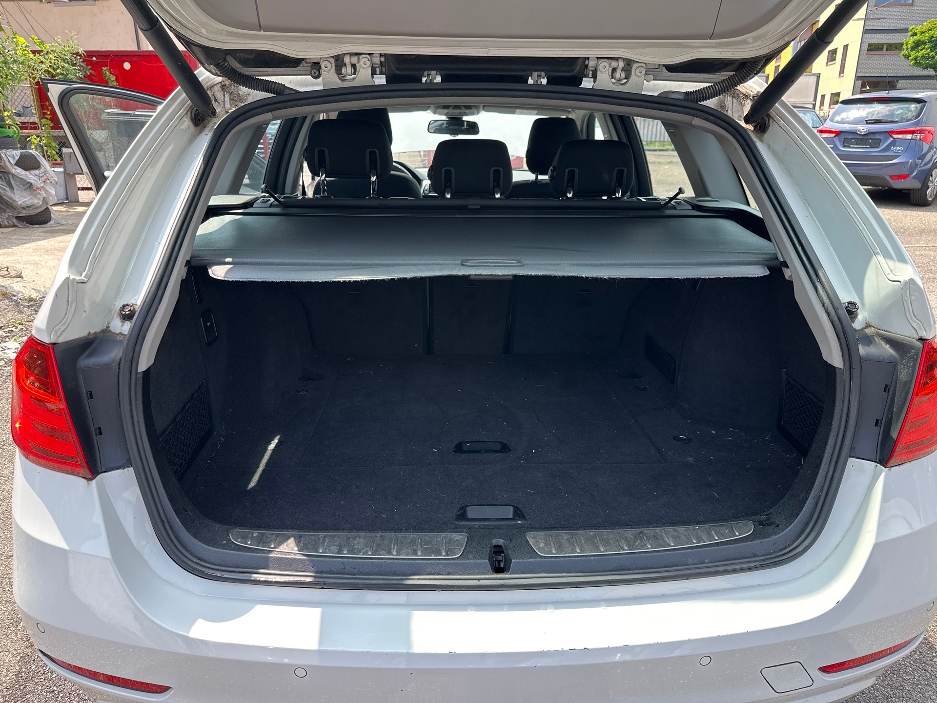 BMW 320i xDrive Touring-image-10
