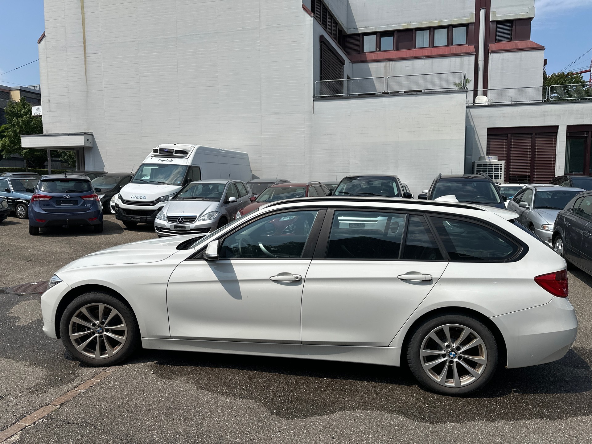 BMW 320i xDrive Touring-image-3