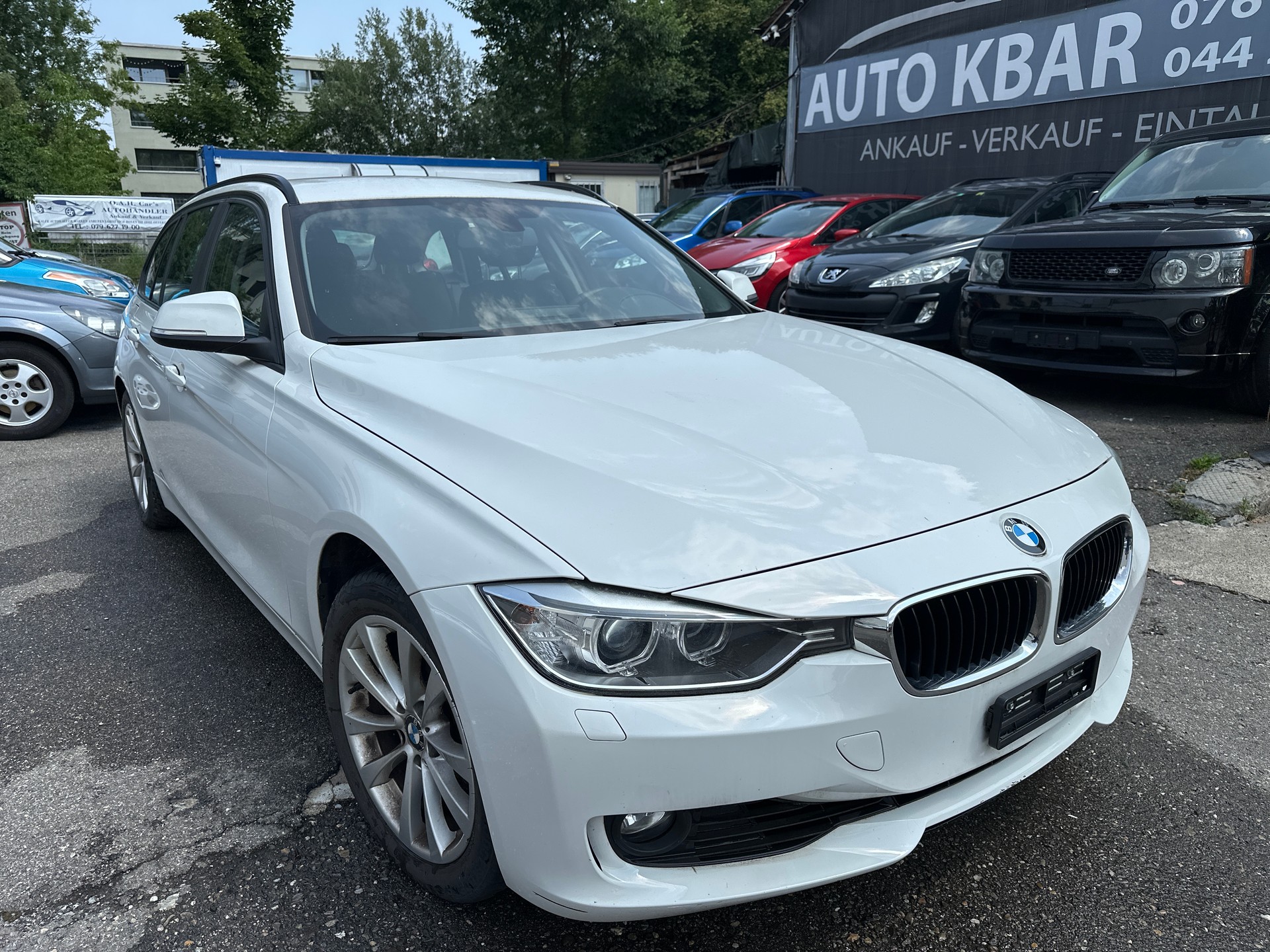 BMW 320i xDrive Touring-image-0
