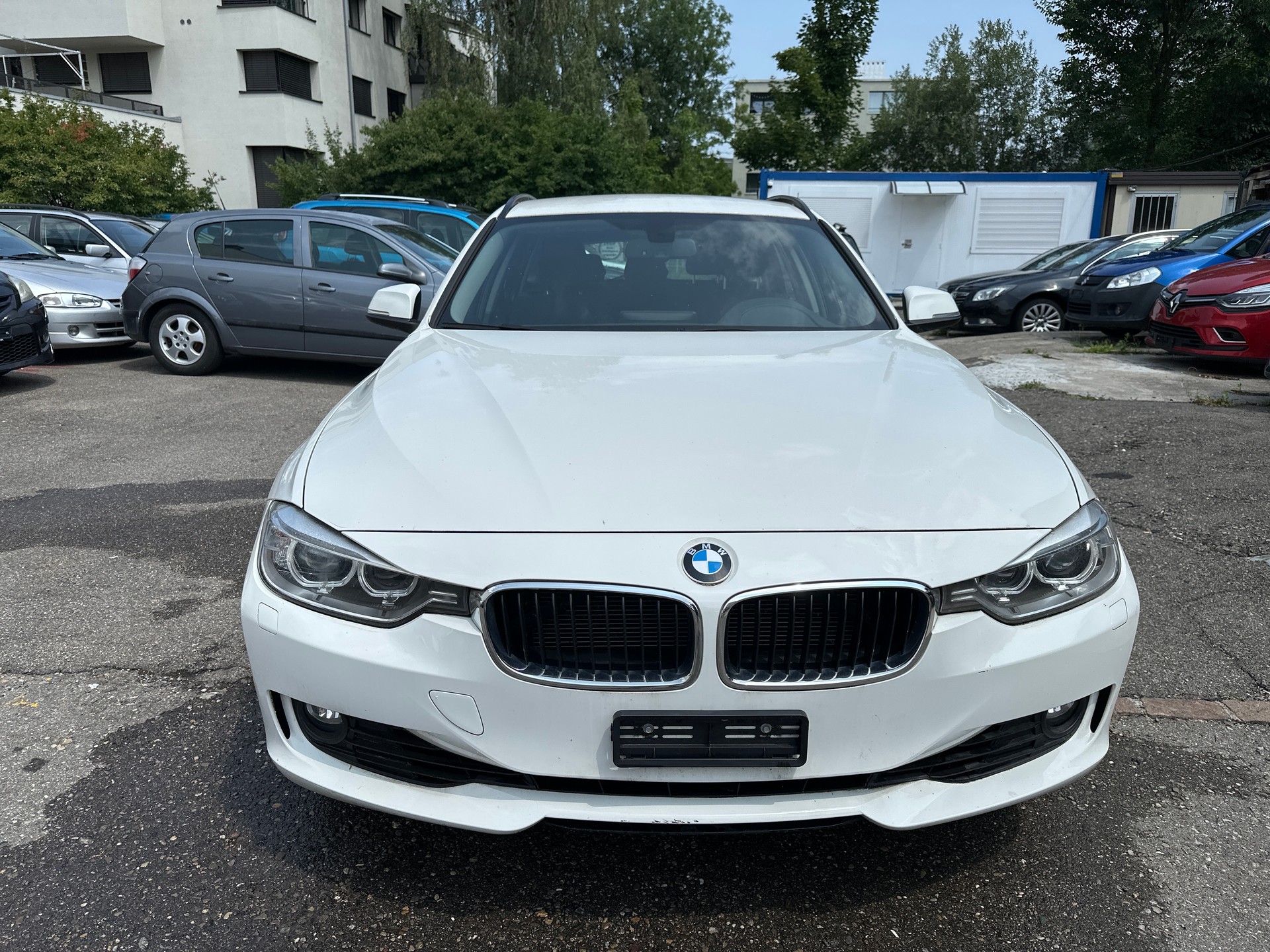 BMW 320i xDrive Touring-image-1