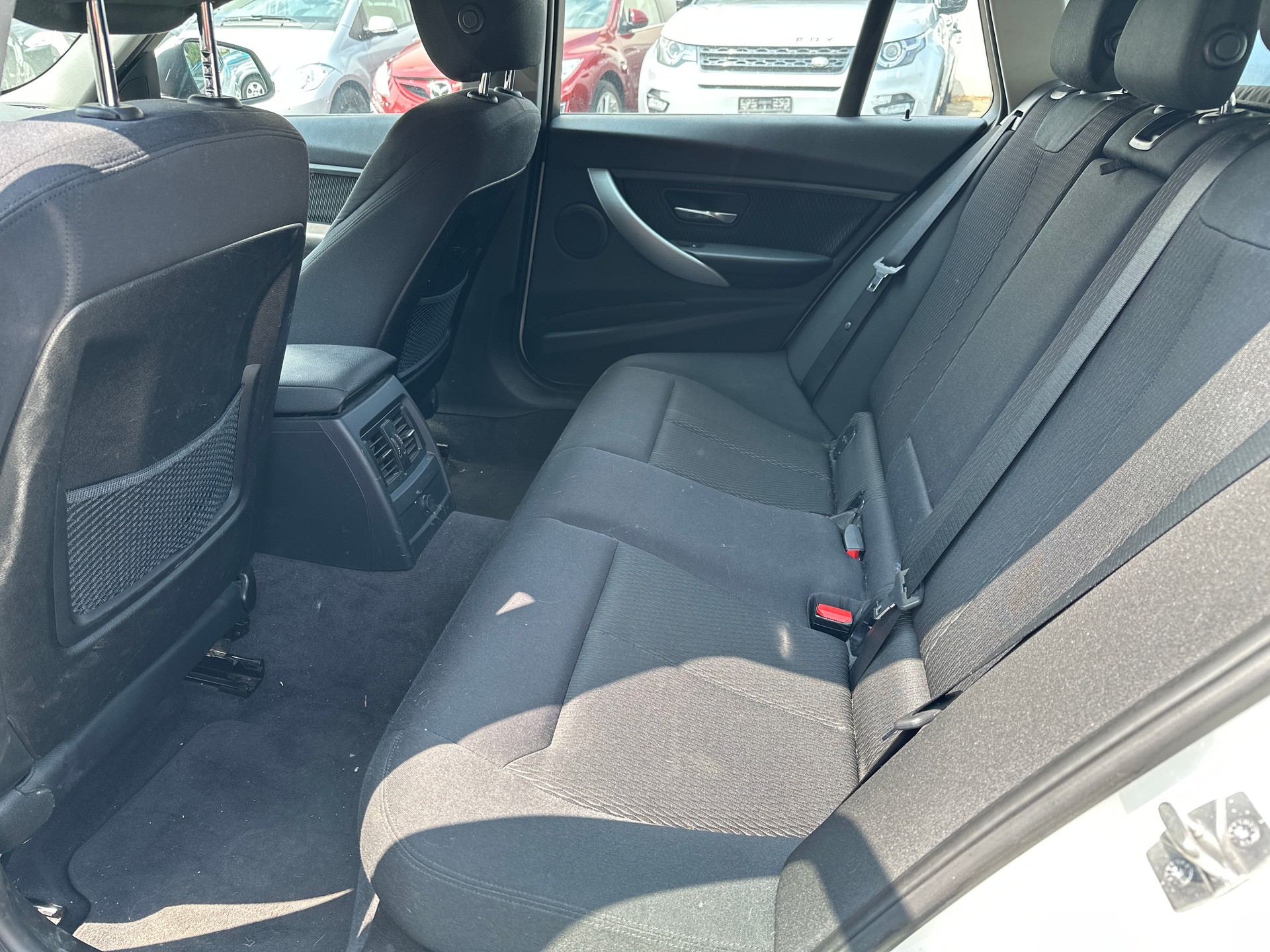 BMW 320i xDrive Touring-image-9