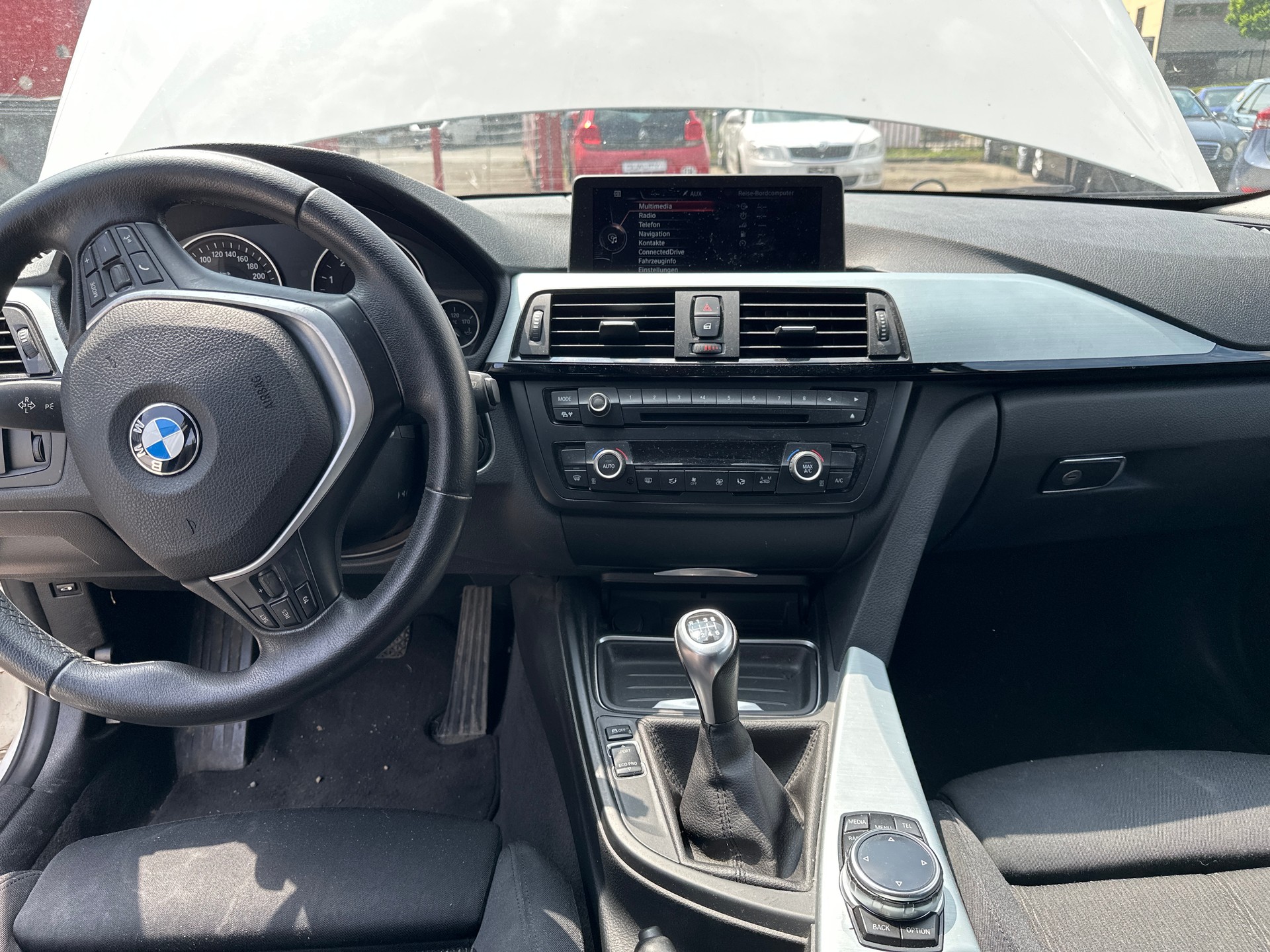 BMW 320i xDrive Touring-image-13
