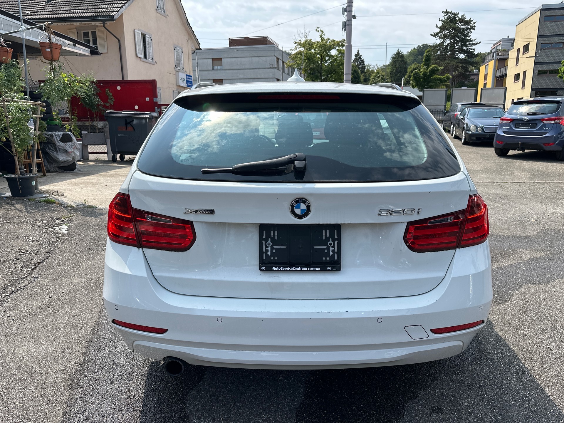 BMW 320i xDrive Touring-image-5