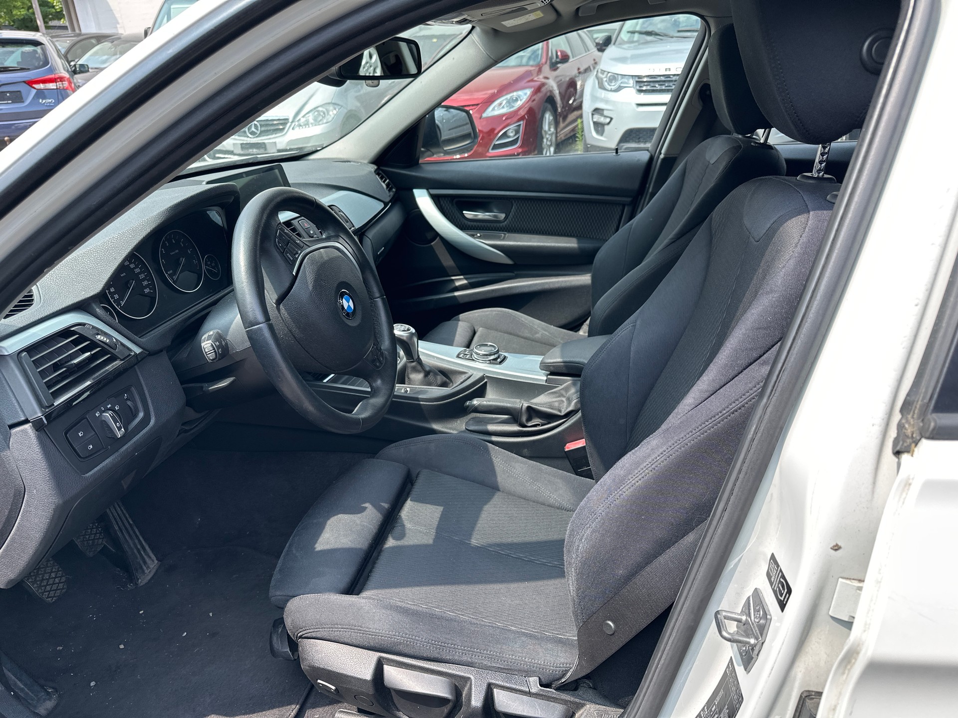 BMW 320i xDrive Touring-image-8