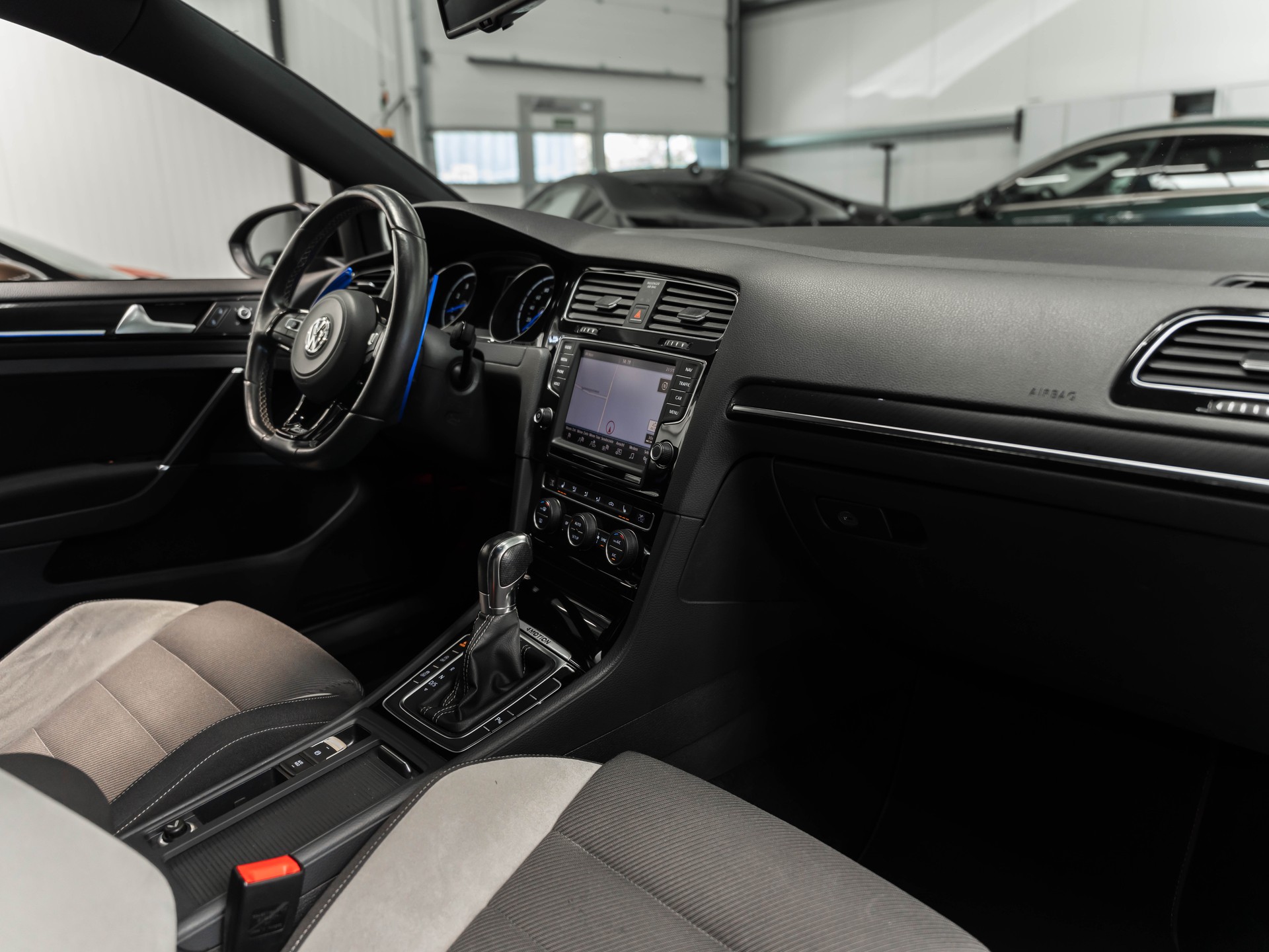VW Golf 2.0 TSI R 4Motion DSG-image-18
