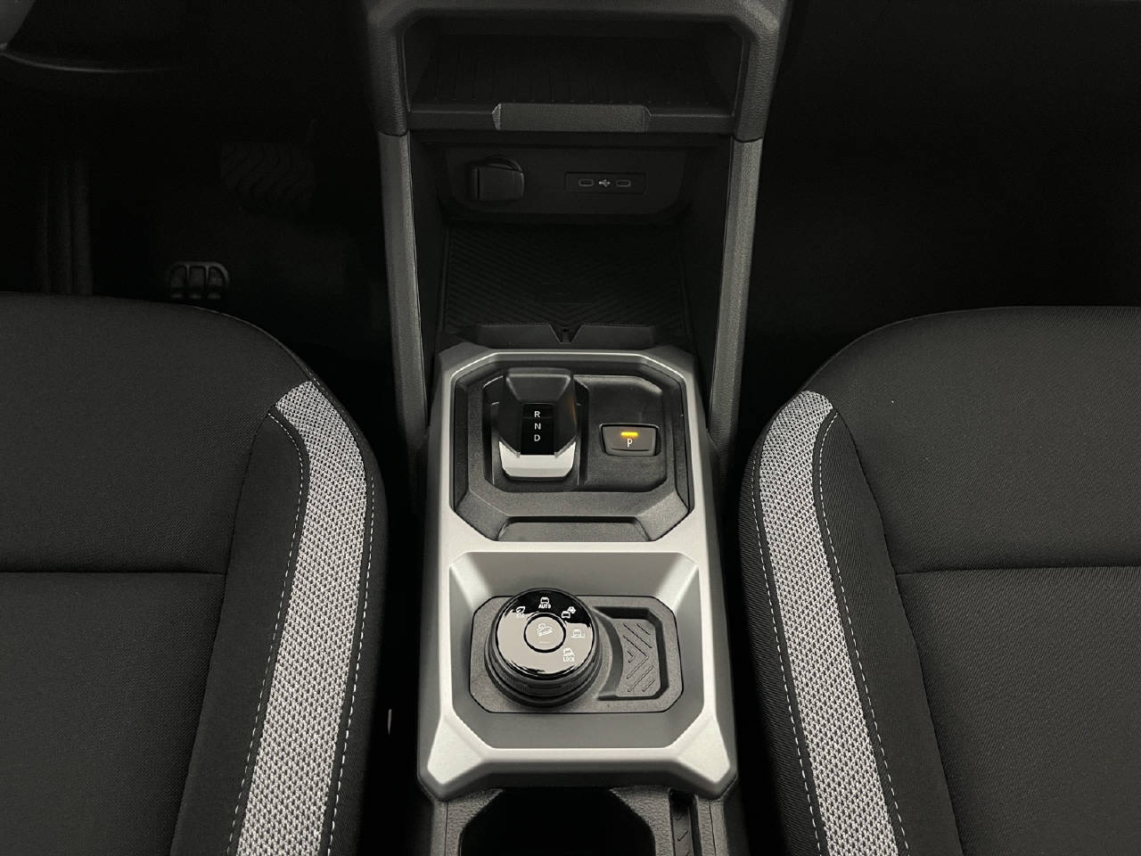 DACIA Duster 1.2 Hybrid Journey 4WD-image-12