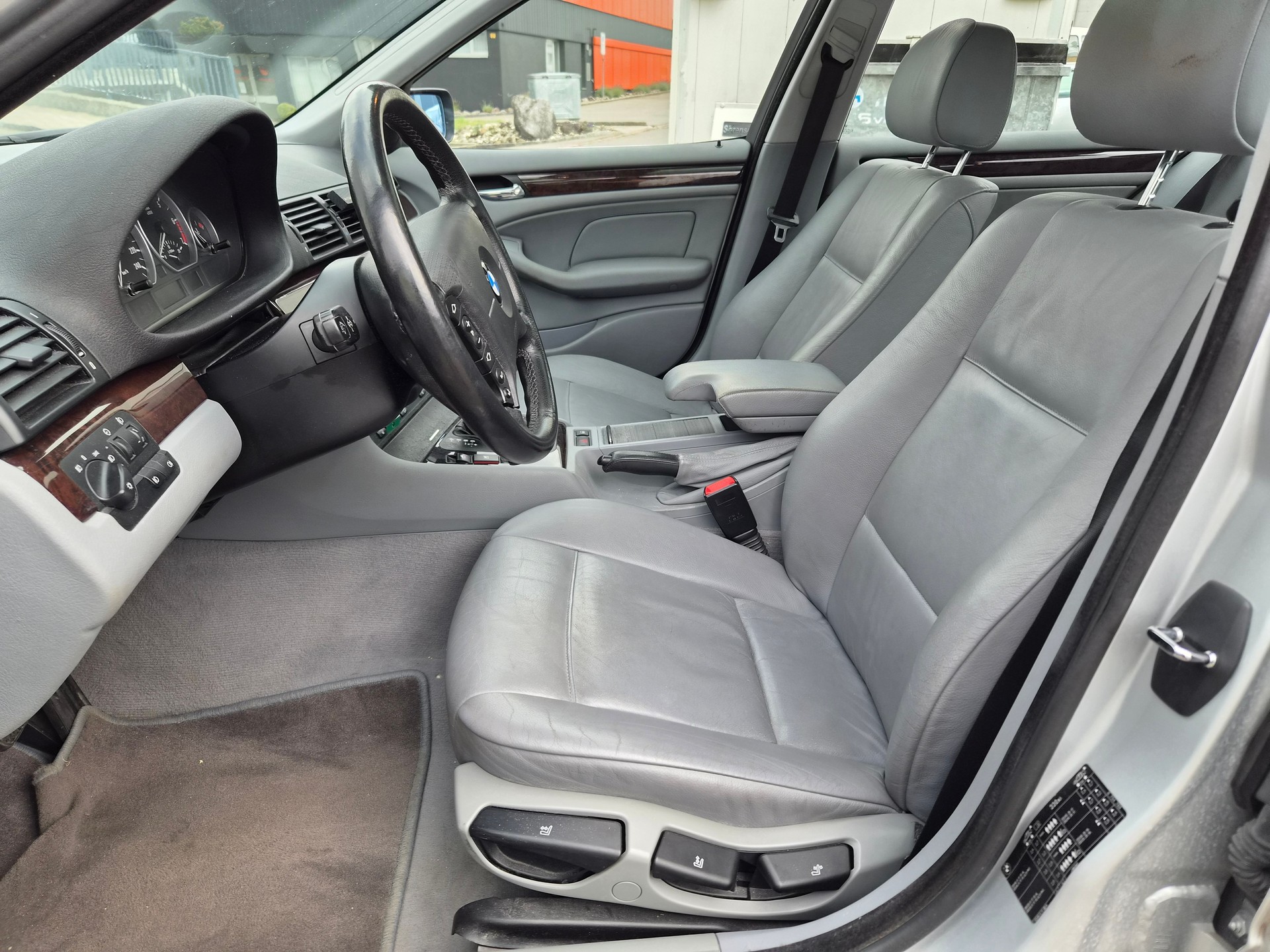 BMW 330xi-image-8