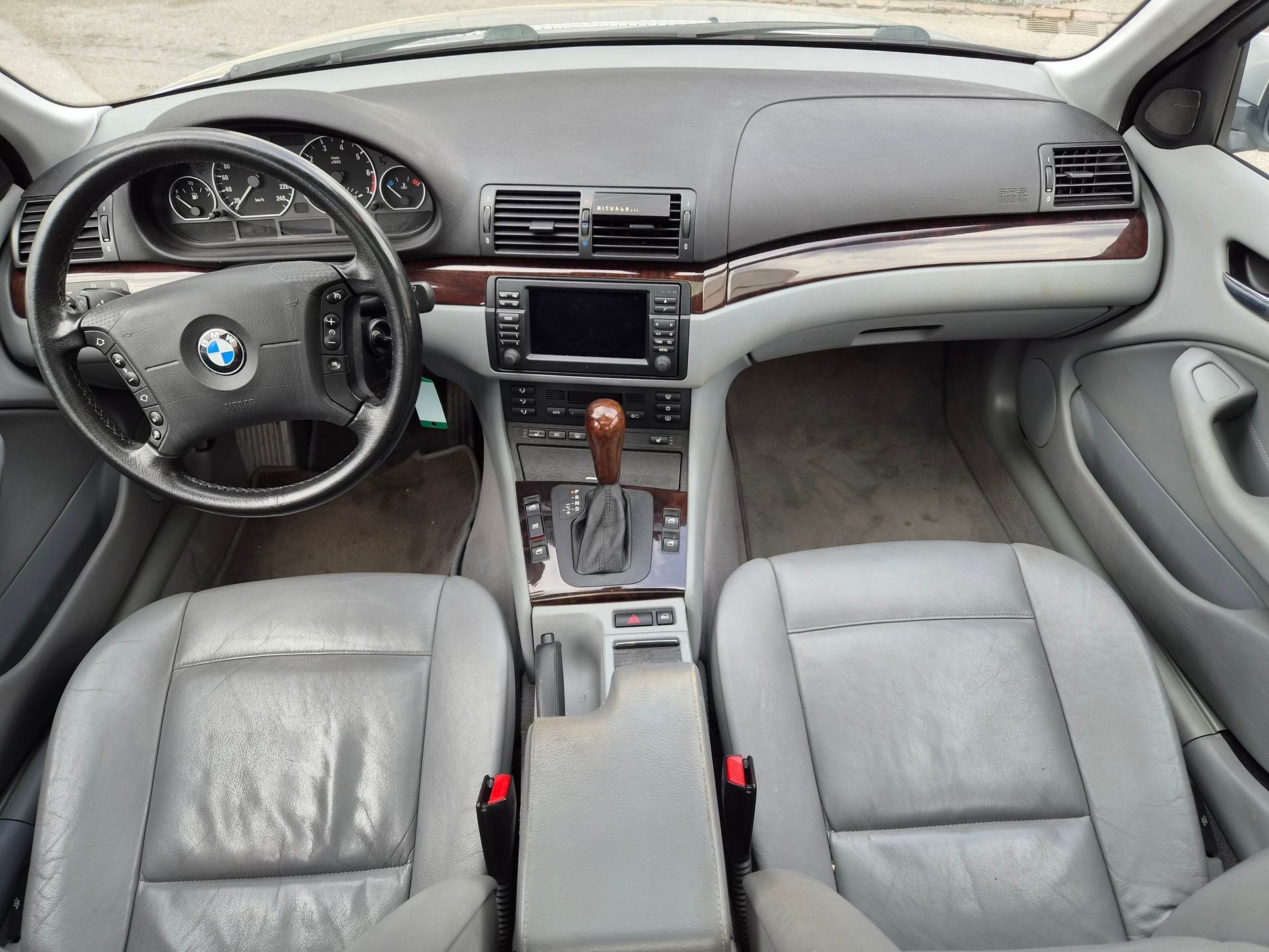 BMW 330xi-image-10