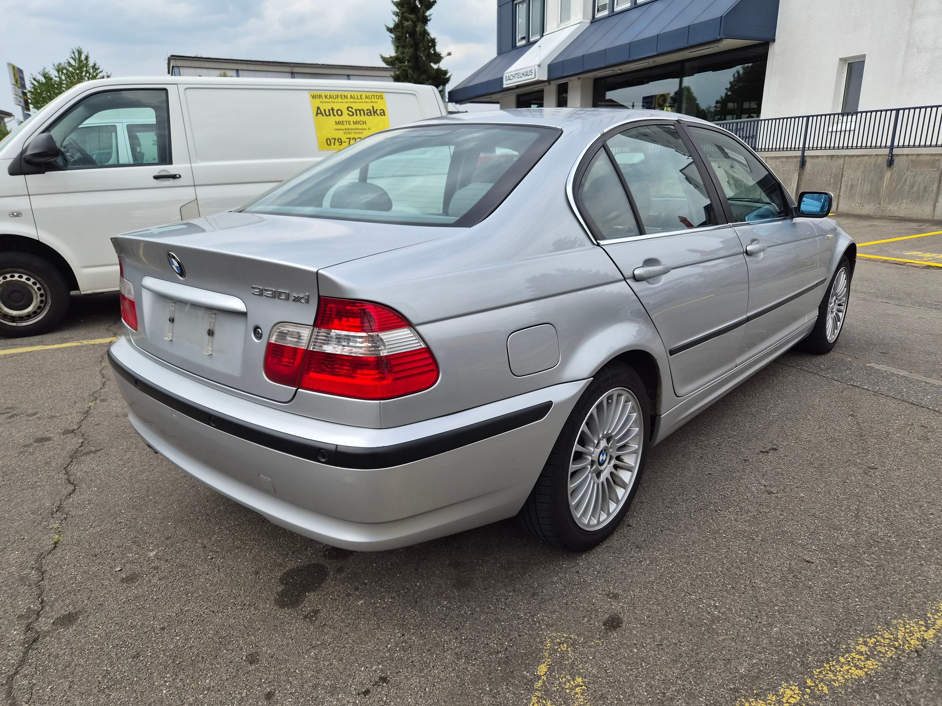 BMW 330xi-image-6