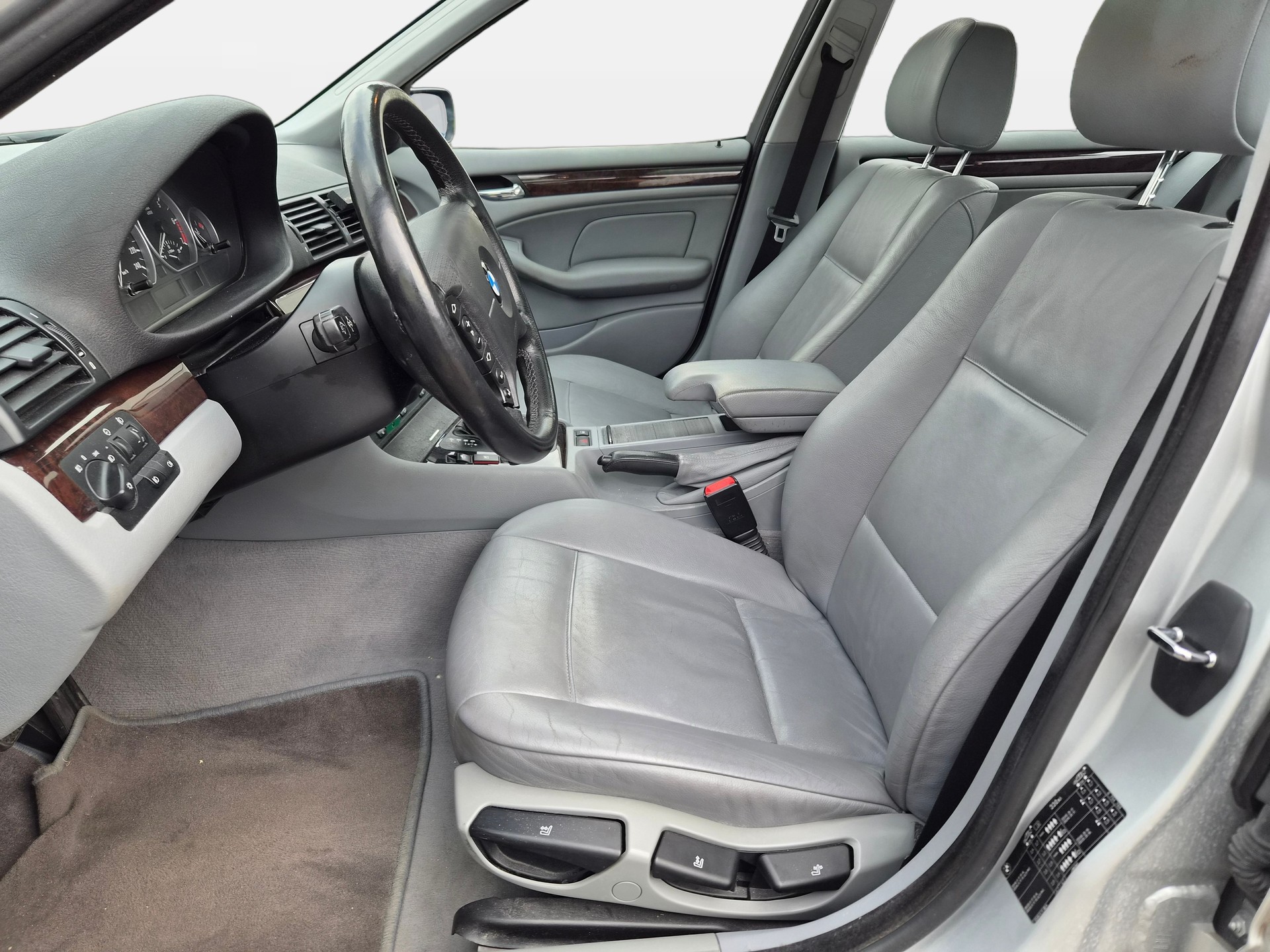 BMW 330xi-image-8