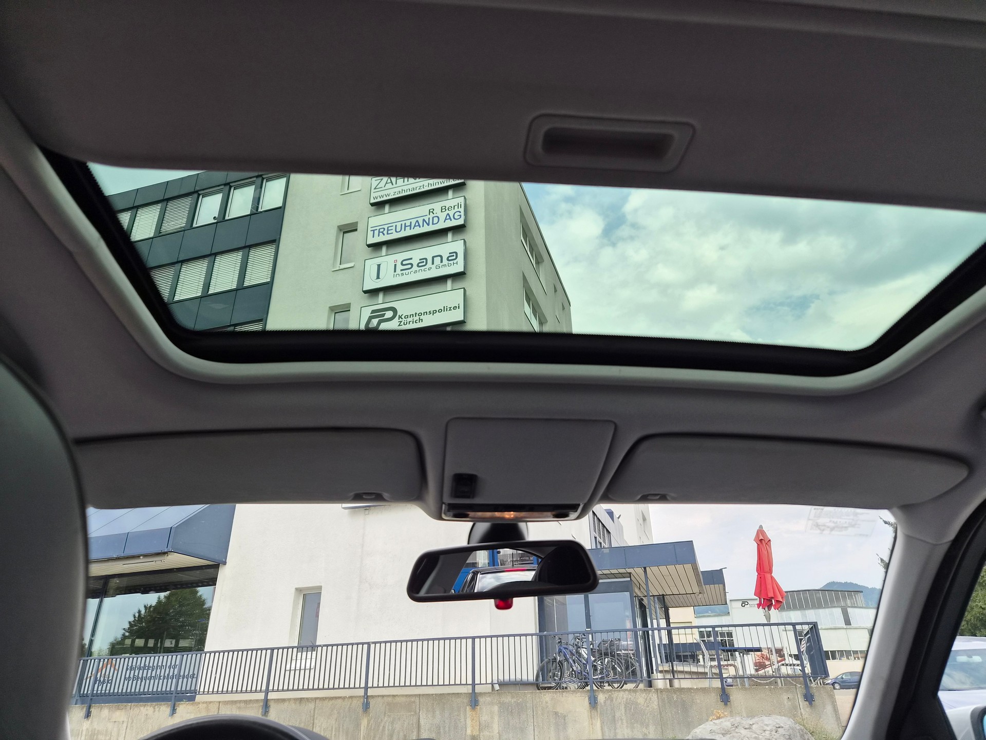 BMW 330xi-image-11