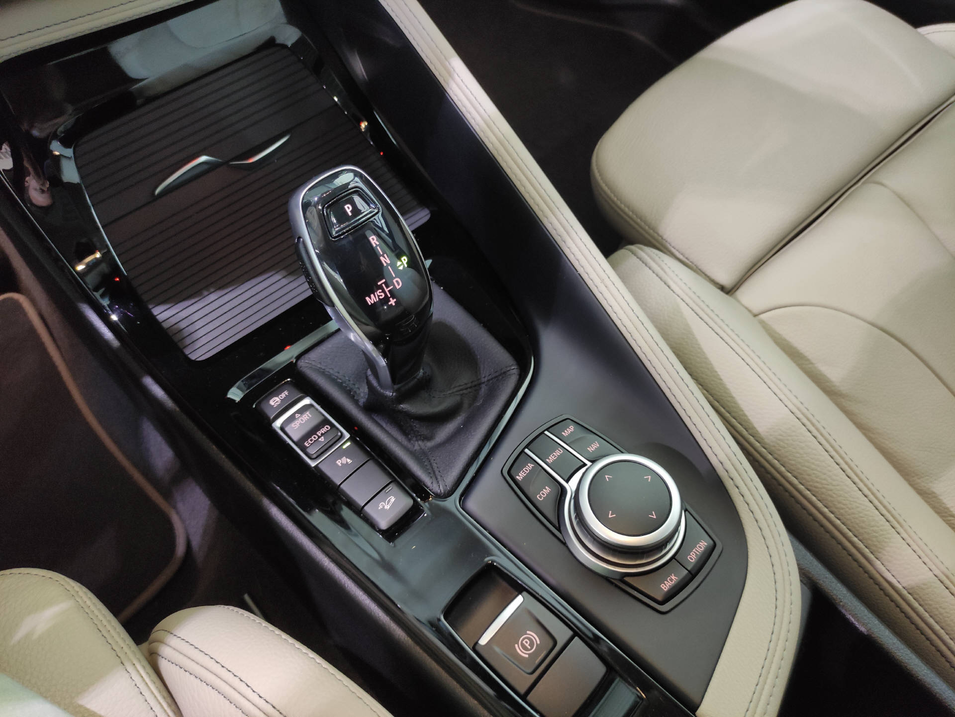 BMW X1 20i xDrive Sportline-image-10