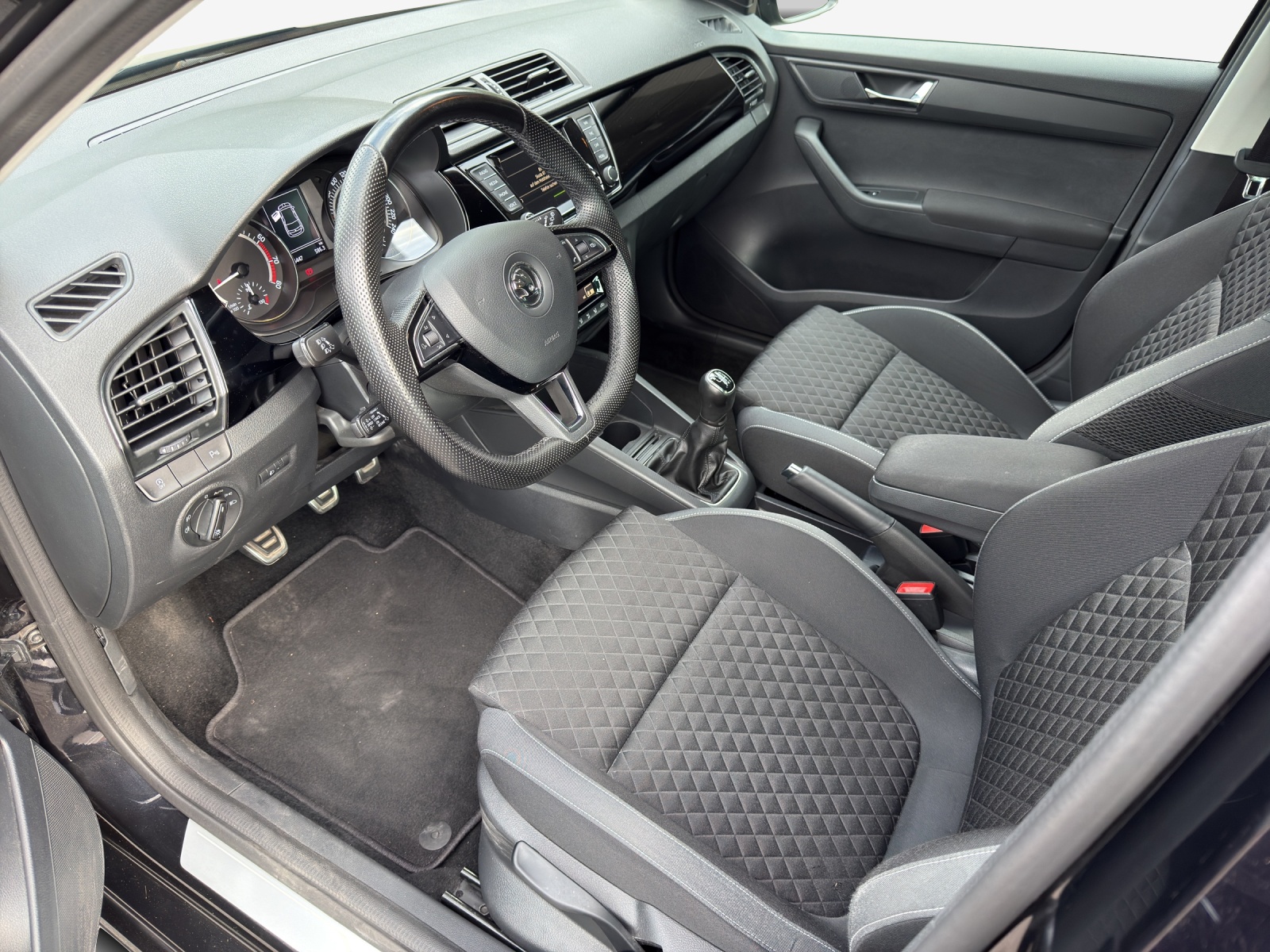 SKODA Fabia 1.2 TSI Black Edition-image-7