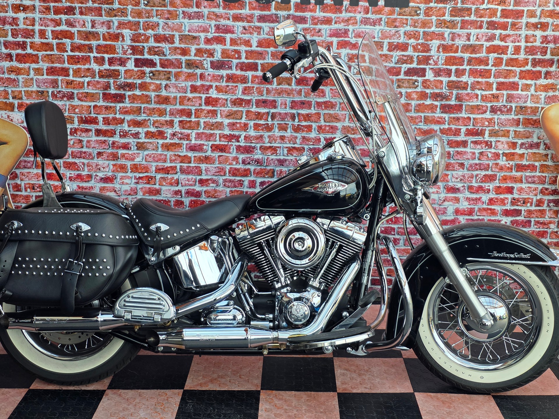 HARLEY-DAVIDSON FLSTC Softail Heritage Classic ABS-showroom-element-2