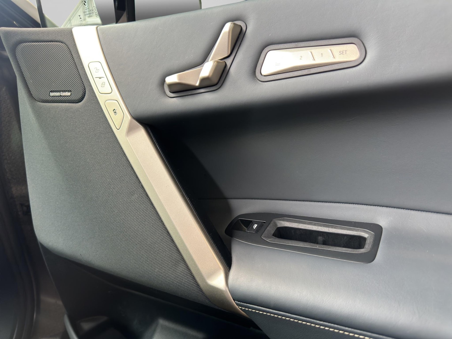 BMW iX xDrive40-image-18