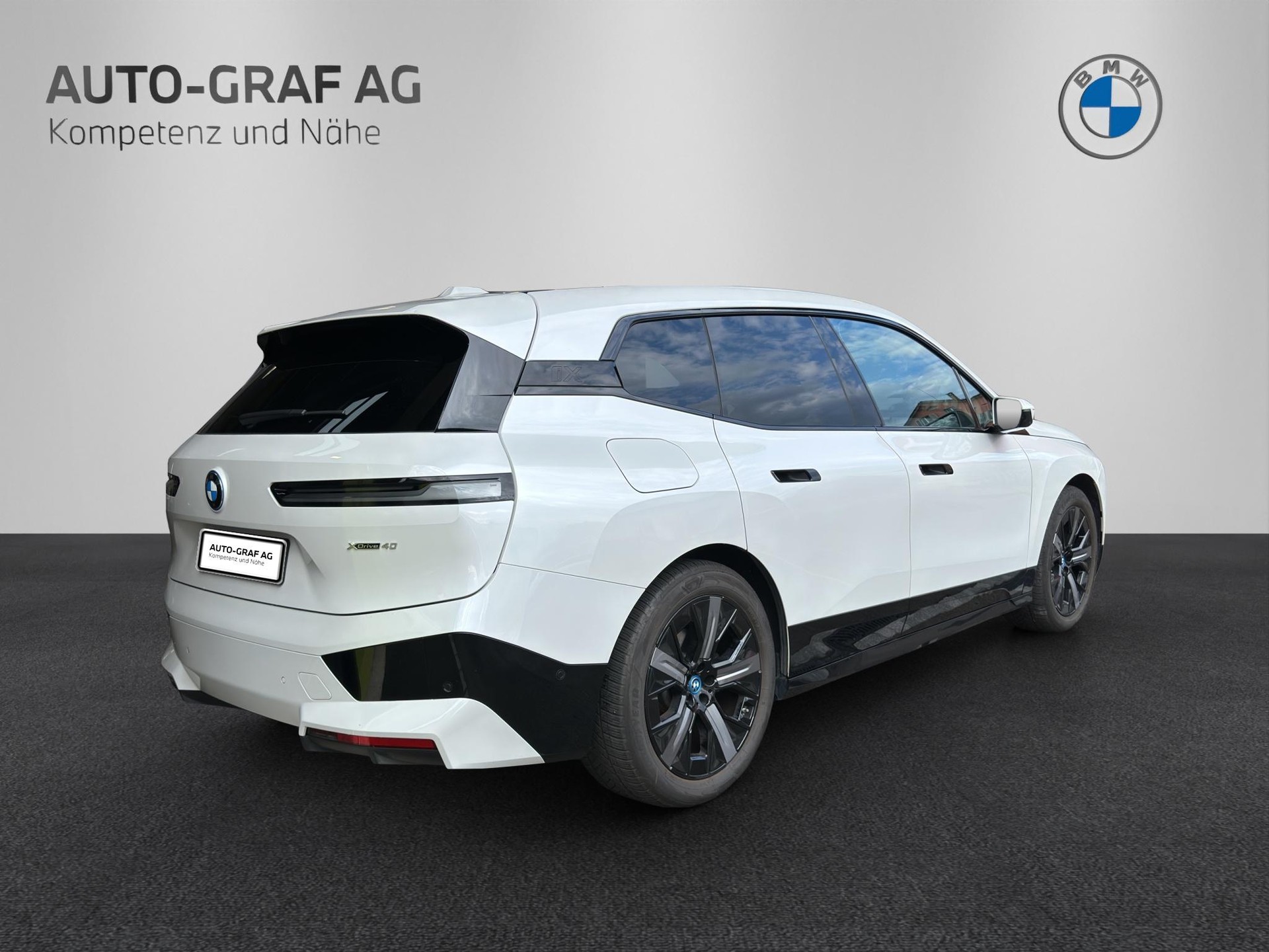 BMW iX xDrive40-image-4