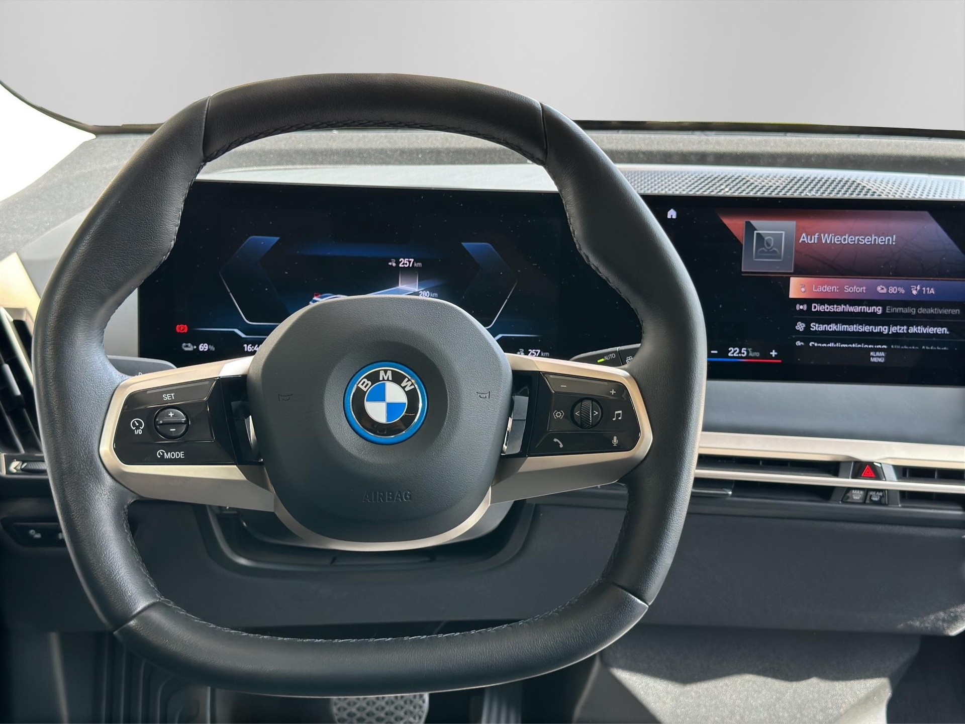 BMW iX xDrive40-image-15